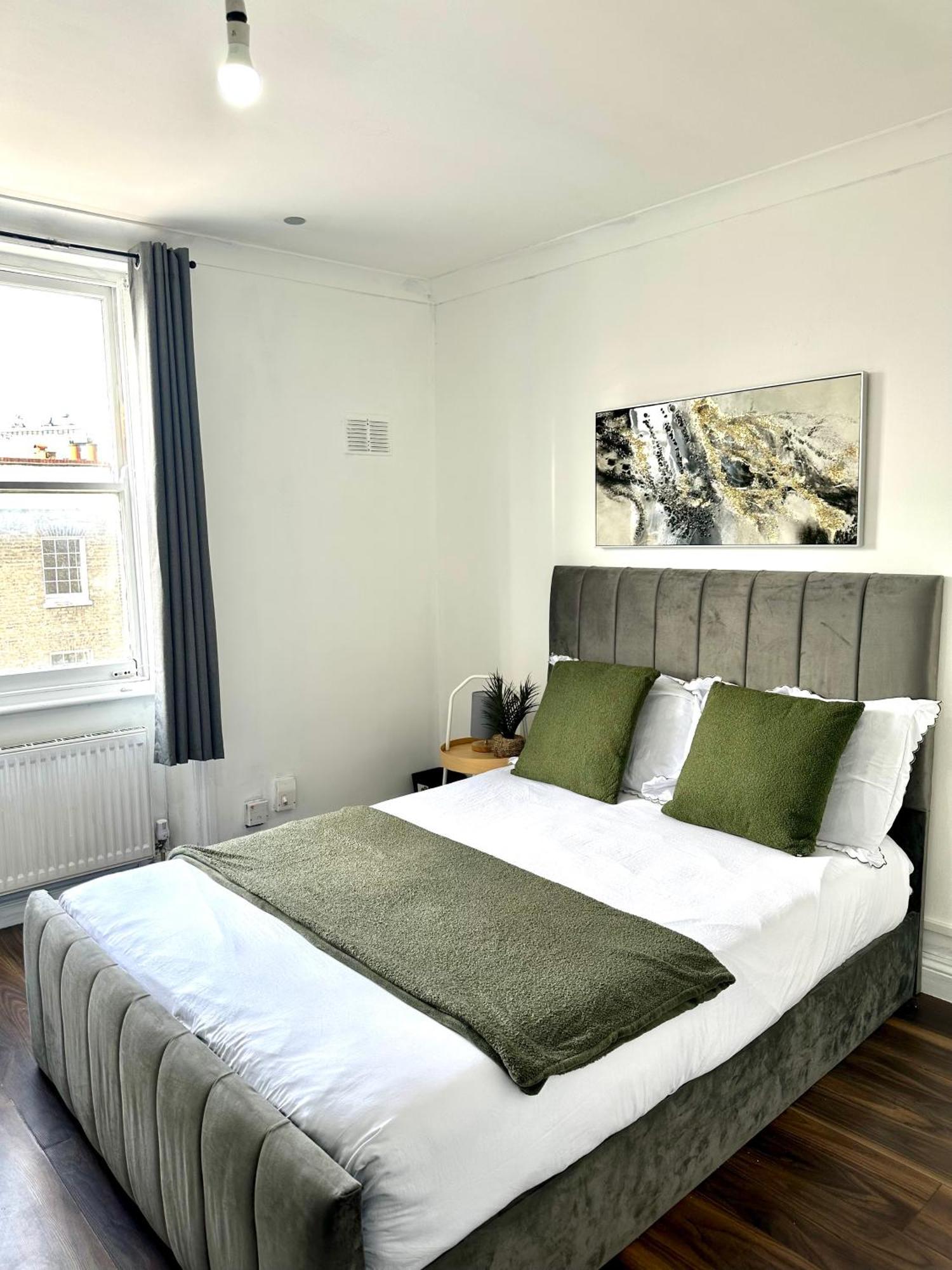 Spacious 4- Bedroom Flat! Kings Cross, St Pancras Apartment