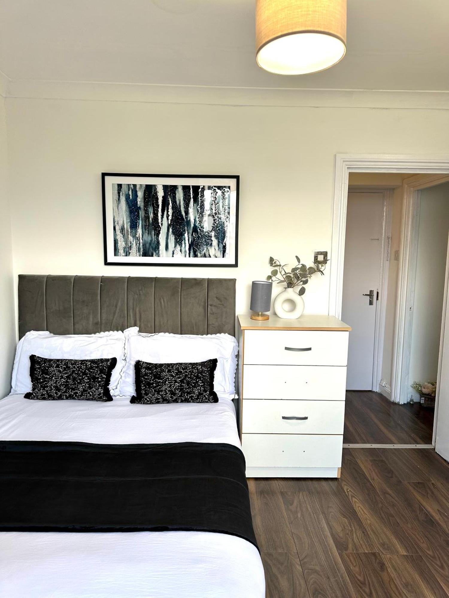 Spacious 4- Bedroom Flat! Kings Cross, St Pancras Apartment *