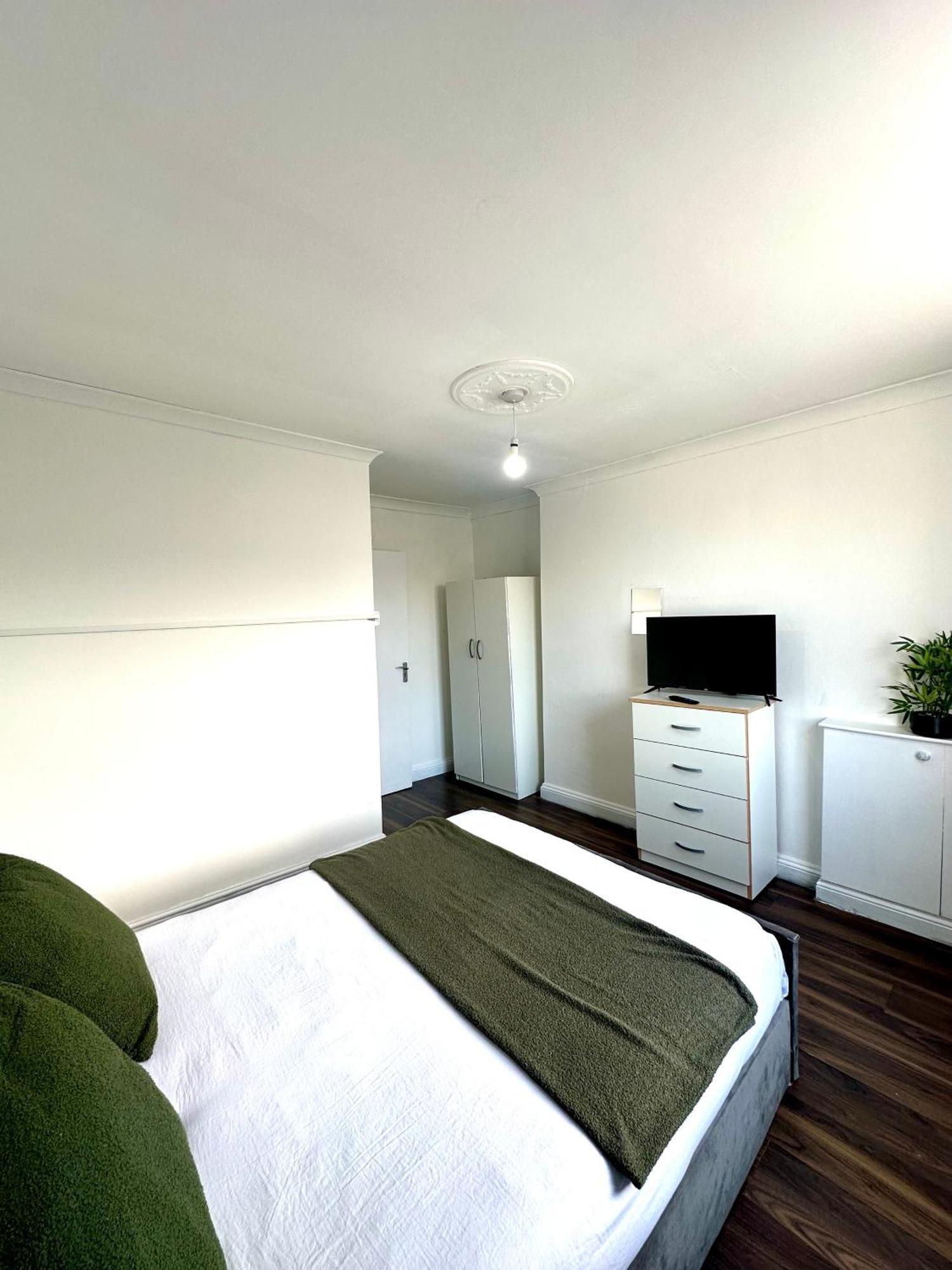 Spacious 4- Bedroom Flat! Kings Cross, St Pancras Apartment