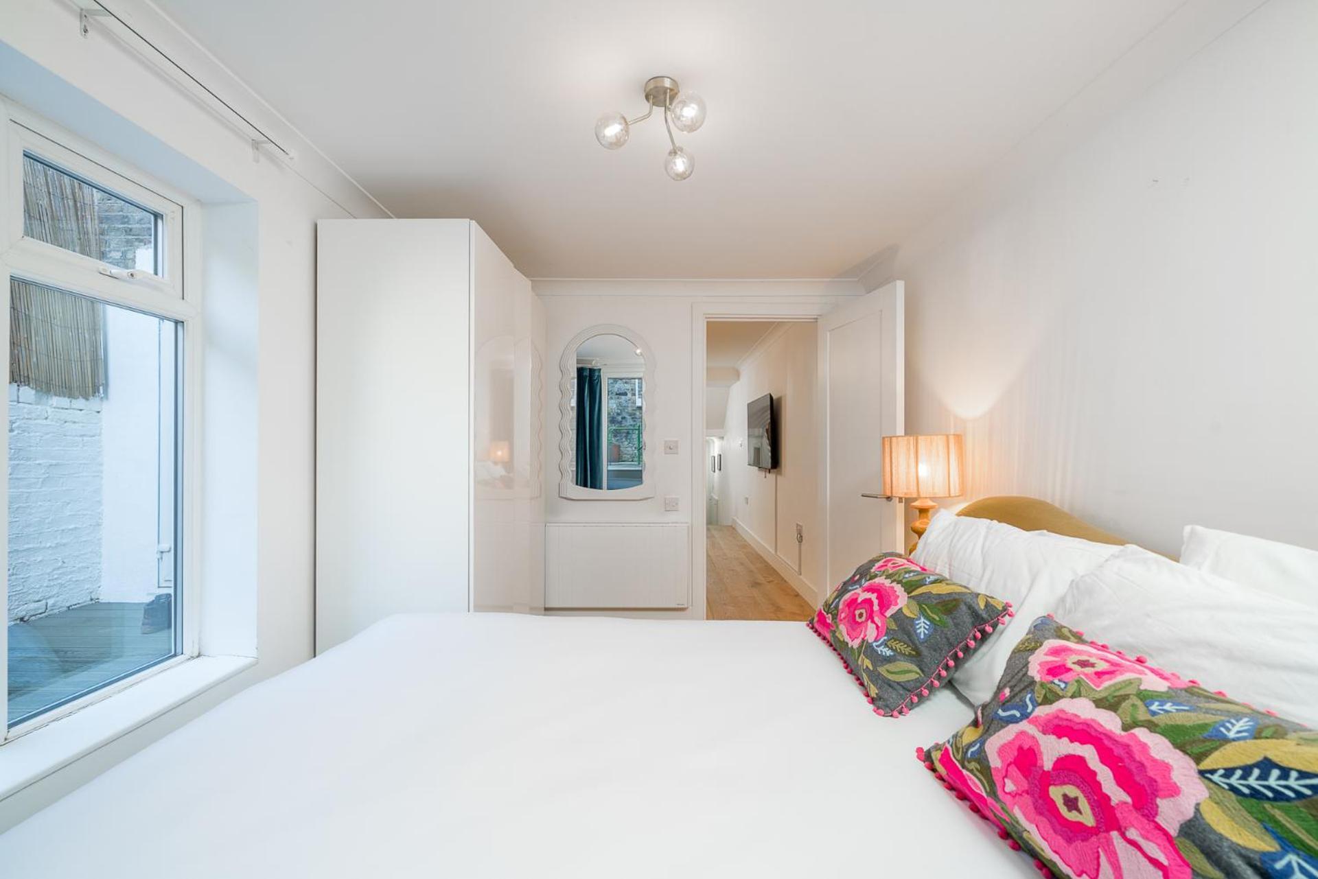 Apartment Niru Experience Stylish Garden Getaway London