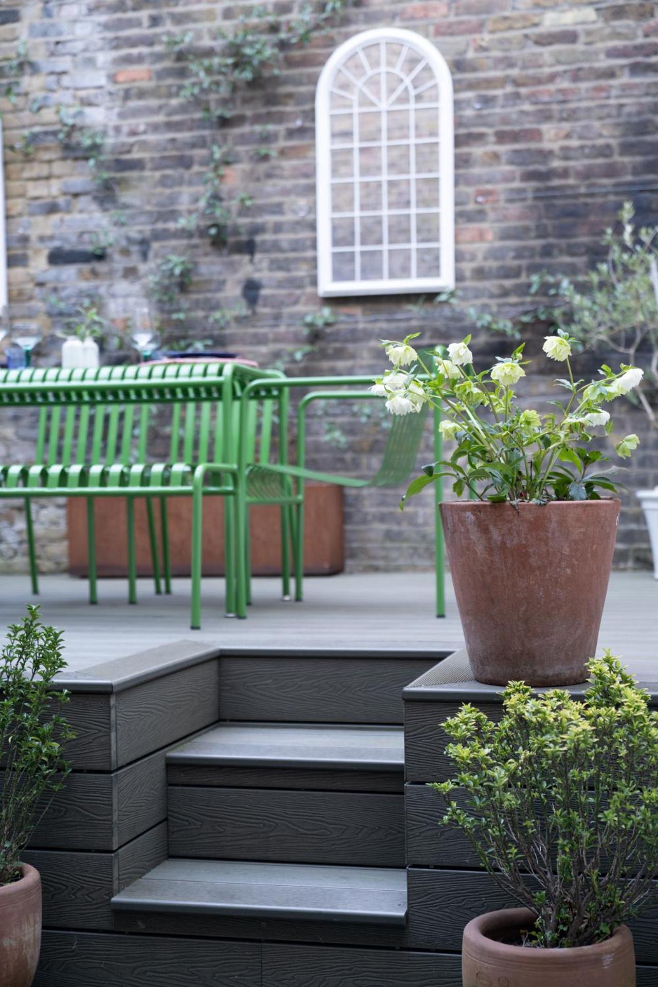 Niru Experience Stylish Garden Getaway * London