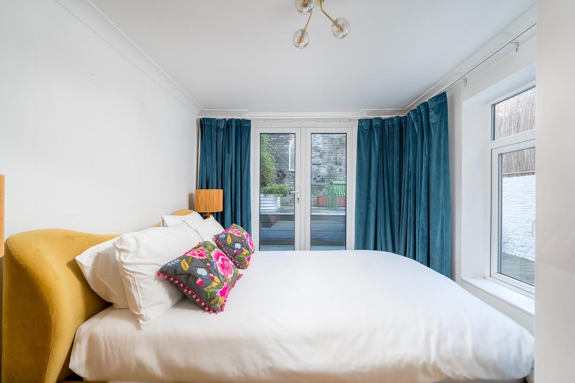 Apartment Niru Experience Stylish Garden Getaway London