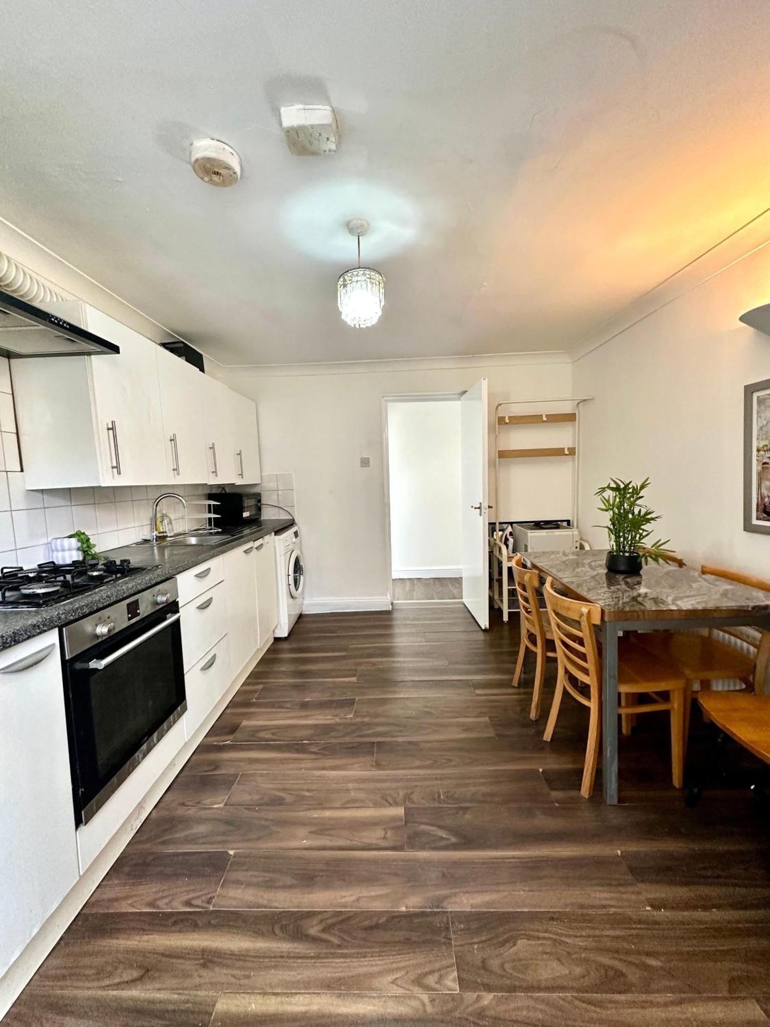 Stunning 4 Bedroom Flat In Kingscross, St Pancras! Apartment London