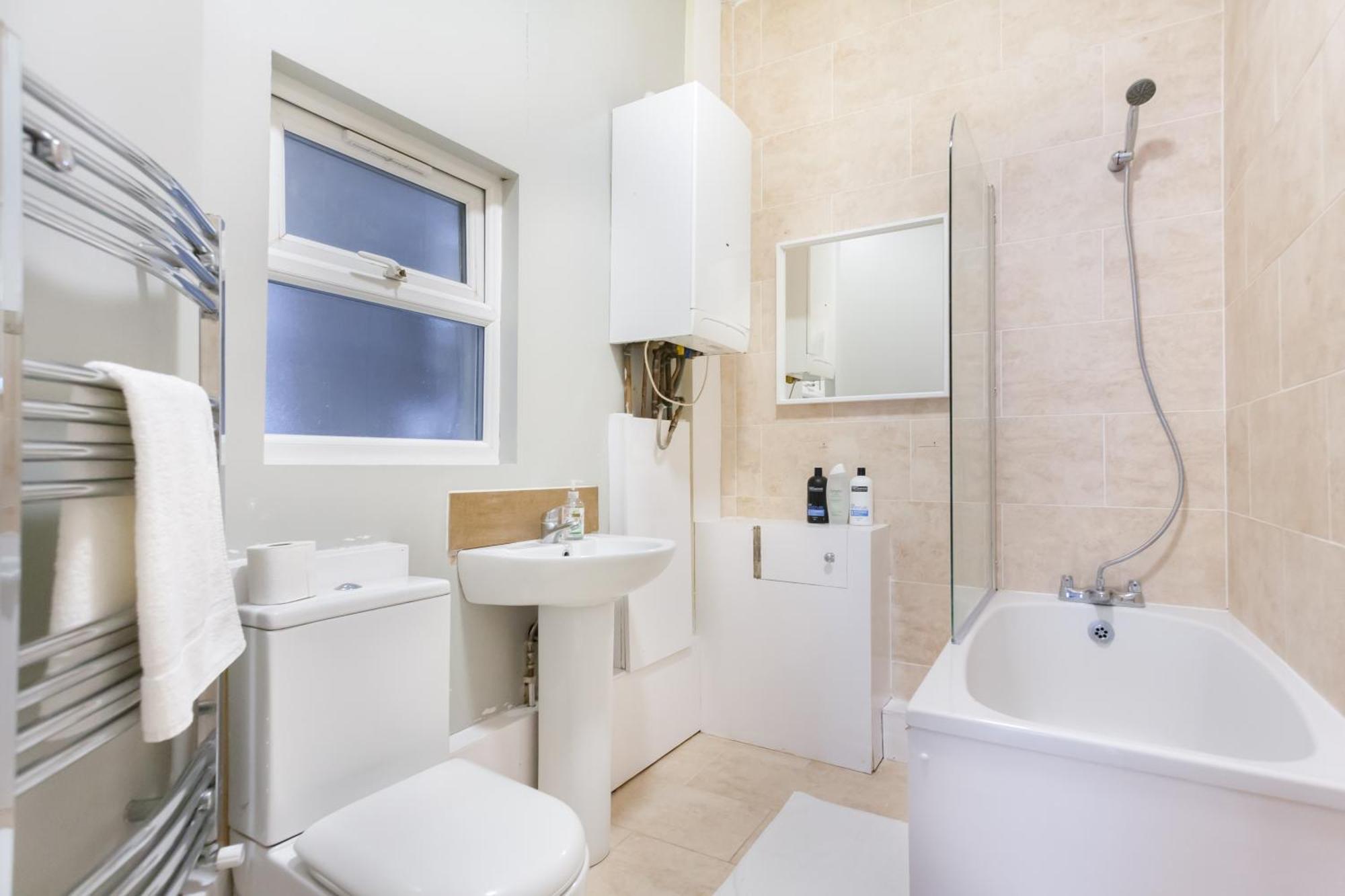 Brilliant 2 Bedrooms Flat Next To The Station Apartment *