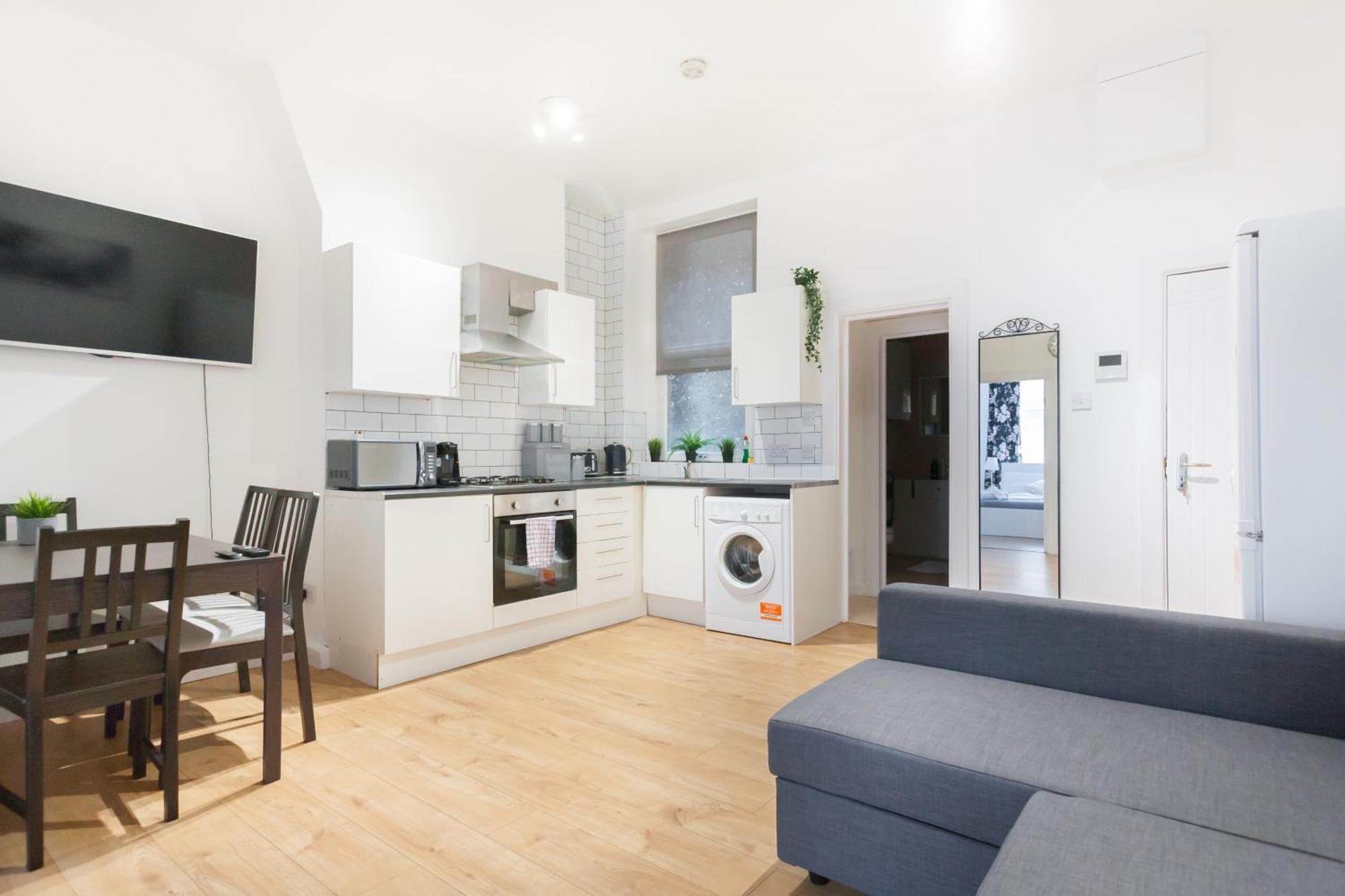 Brilliant 2 Bedrooms Flat Next To The Station London