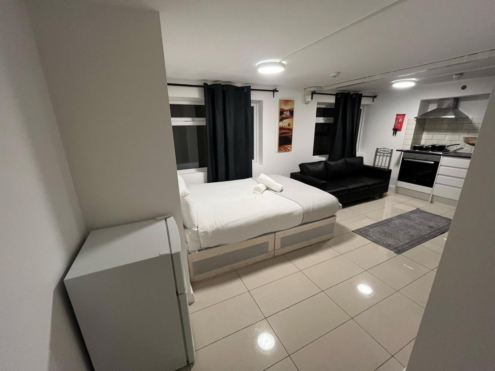 Modern Queenspark Apartment London
