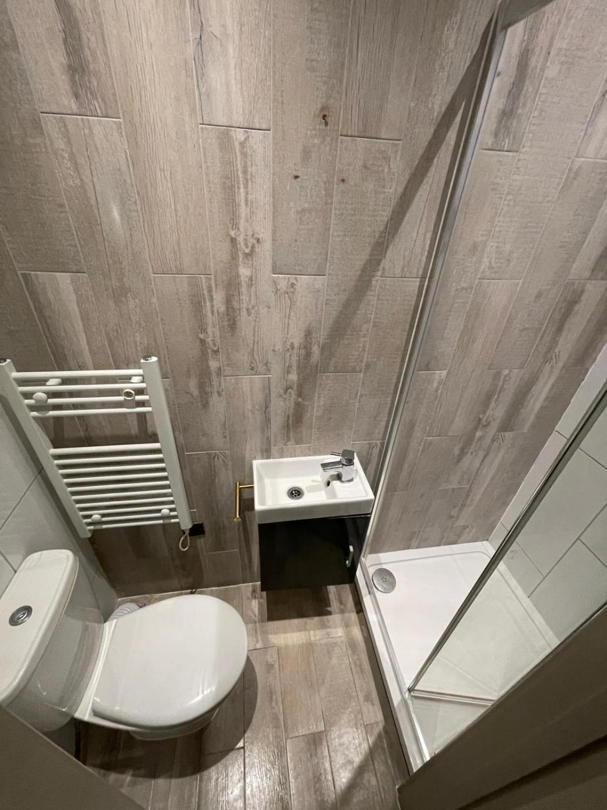 Letzi Private En-suite Near Wembley Gjestgiverier London