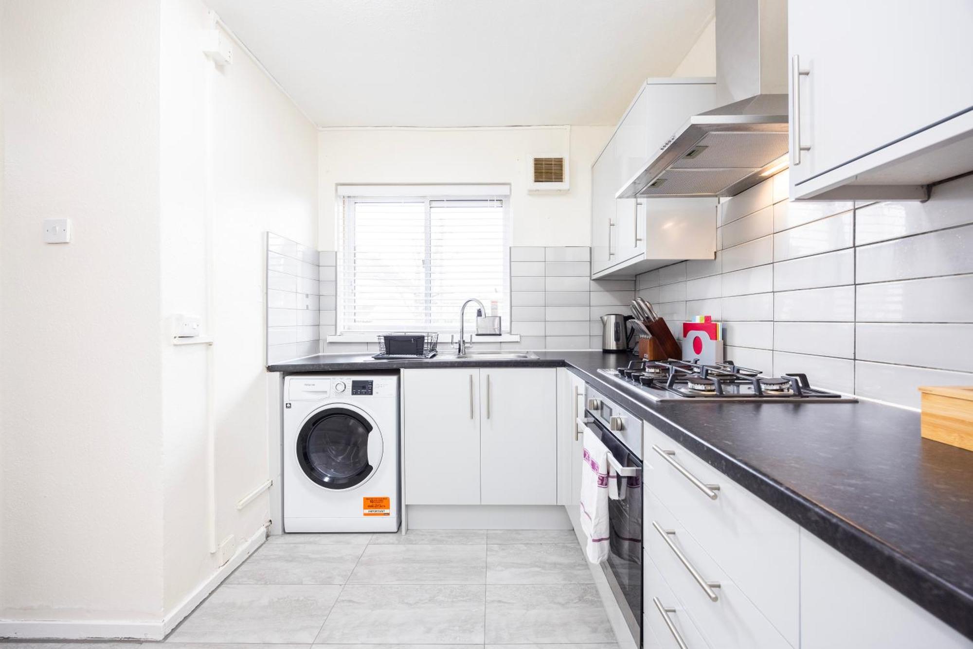 Garland Modern Close To Station 3 Bedroom Apartment