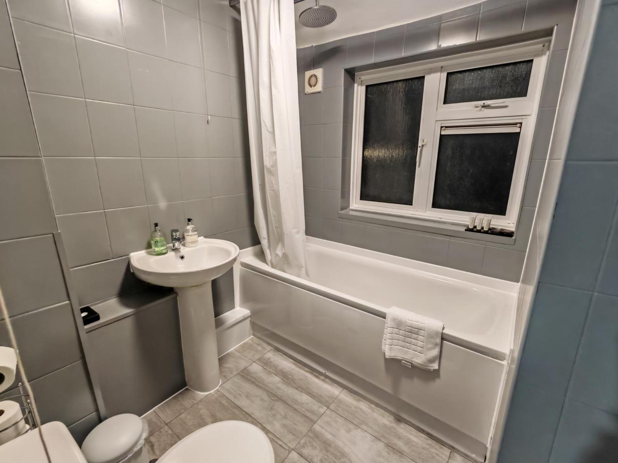Garland Modern Close To Station 3 Bedroom Apartment