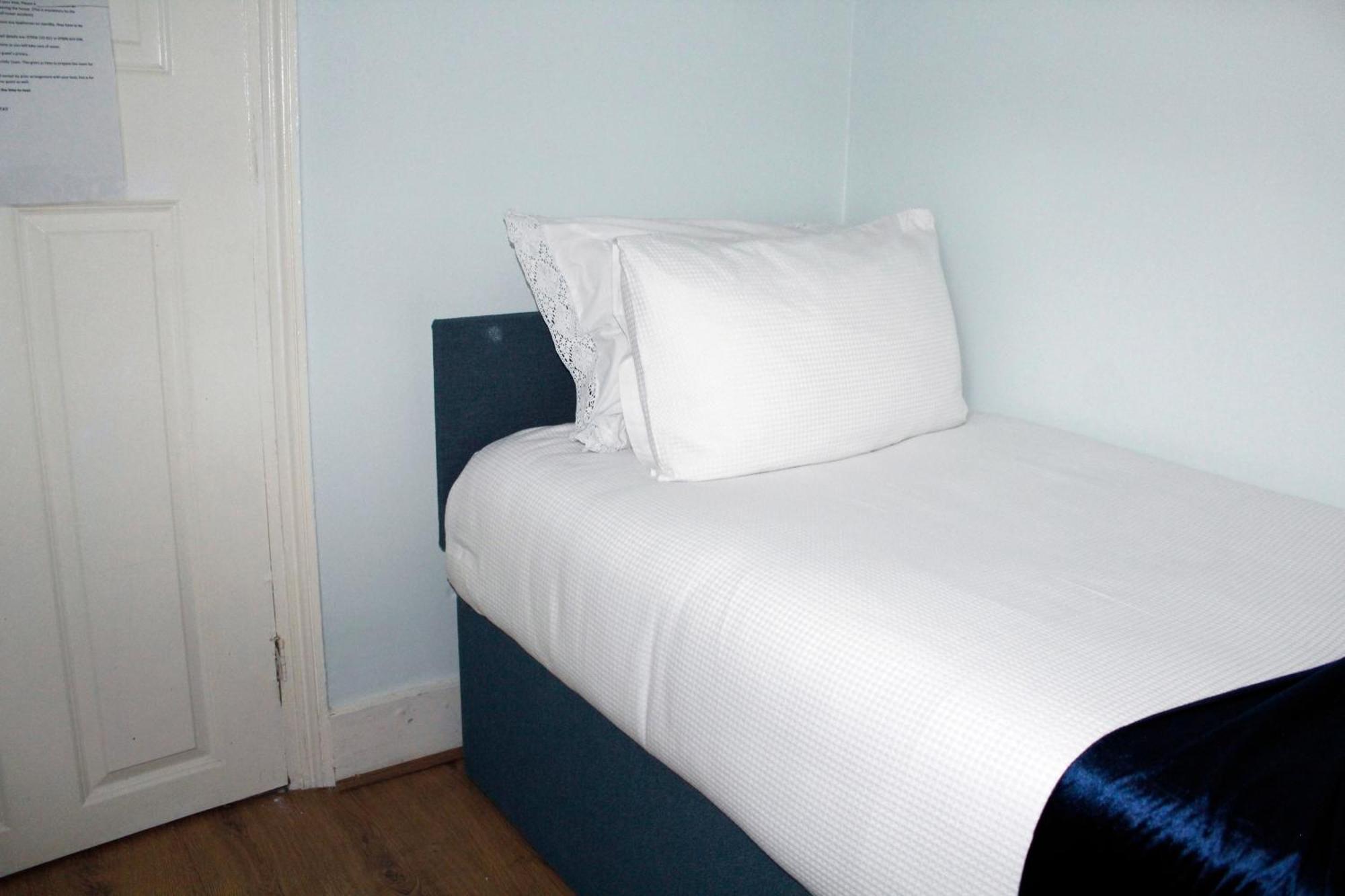 Holiday home Spacious 4-bed House - Sleeps 5 Garden & Parking