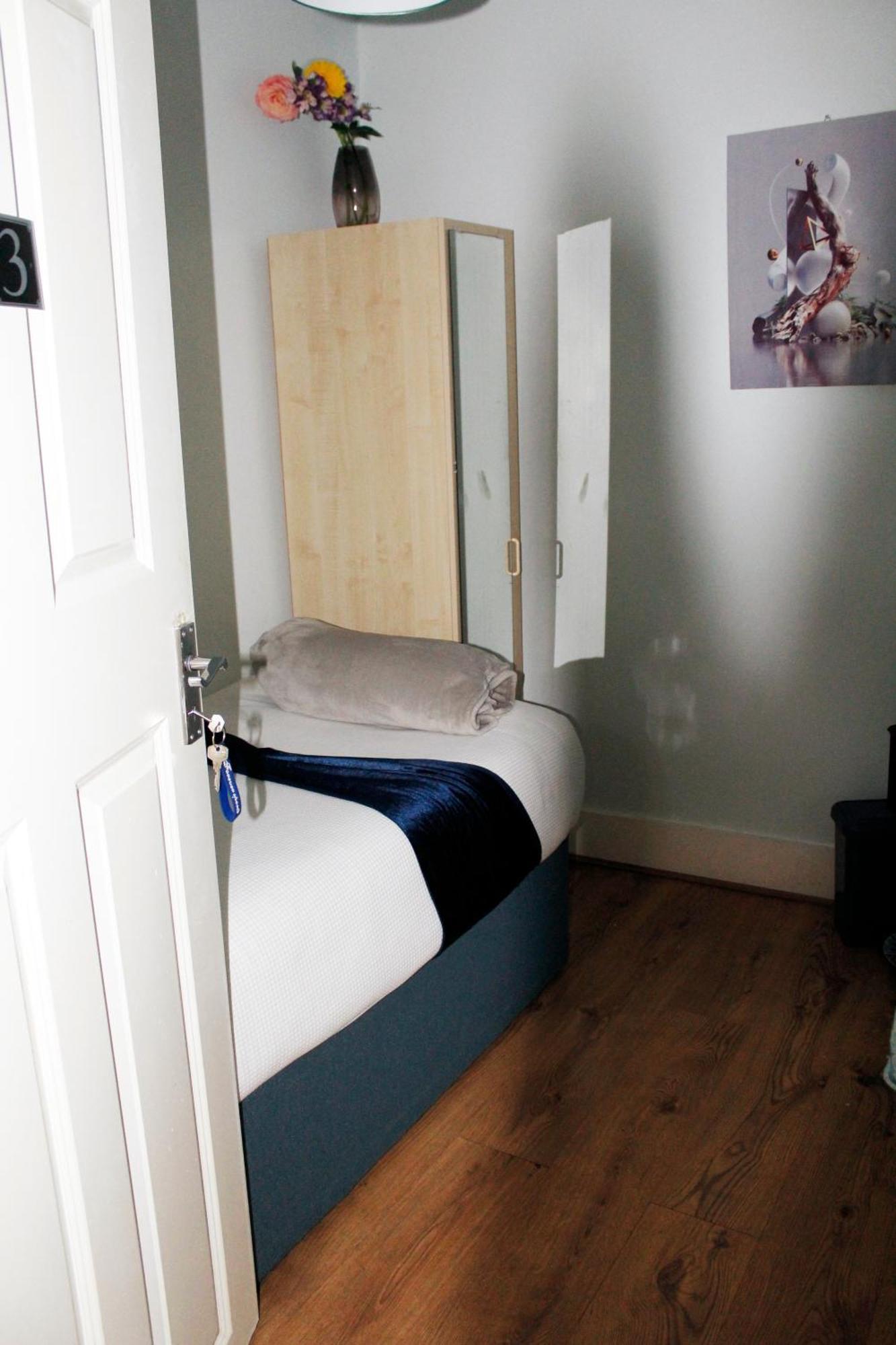 Spacious 4-bed House - Sleeps 5 Garden & Parking Holiday home *