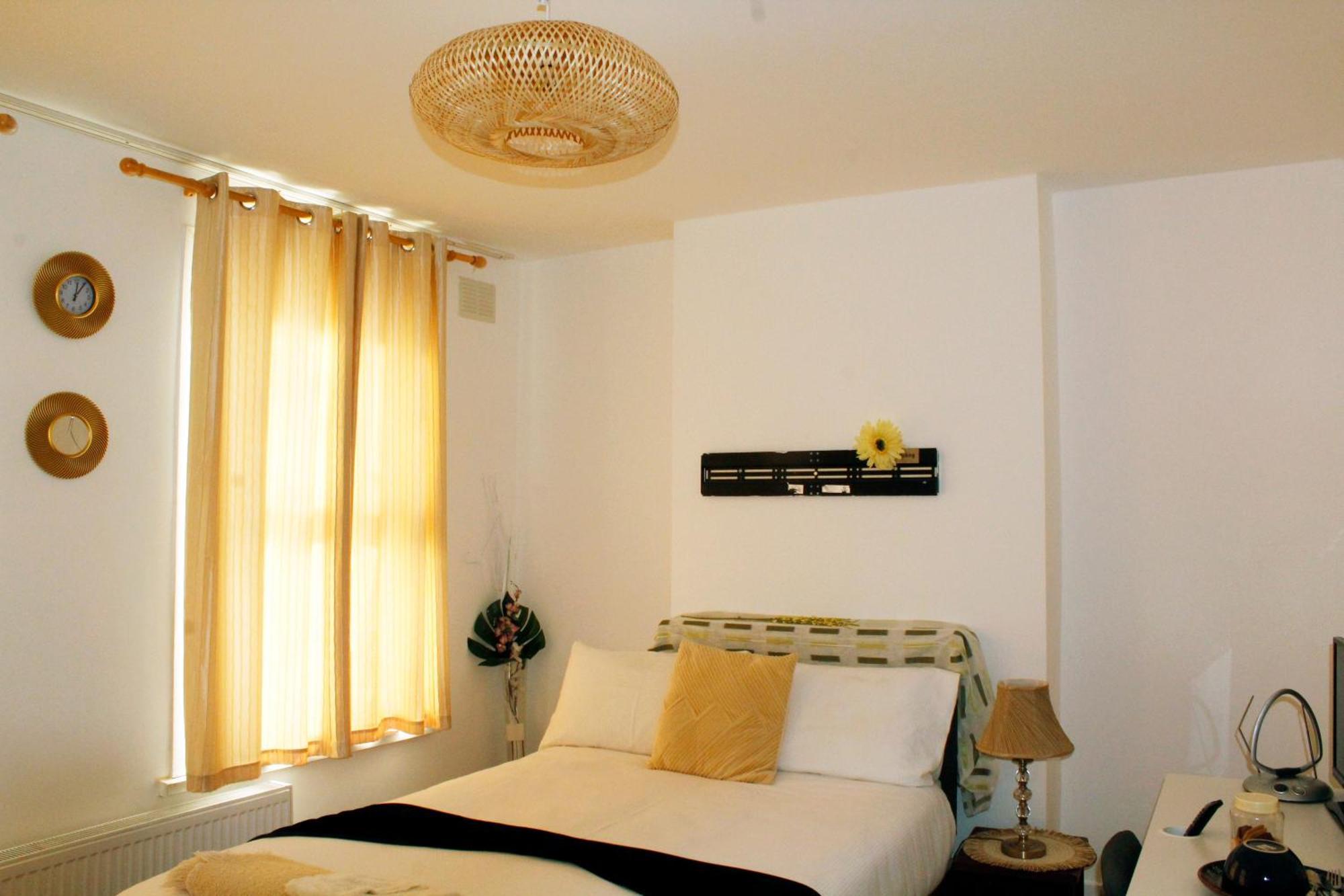 Spacious 4-bed House - Sleeps 5 Garden & Parking * London