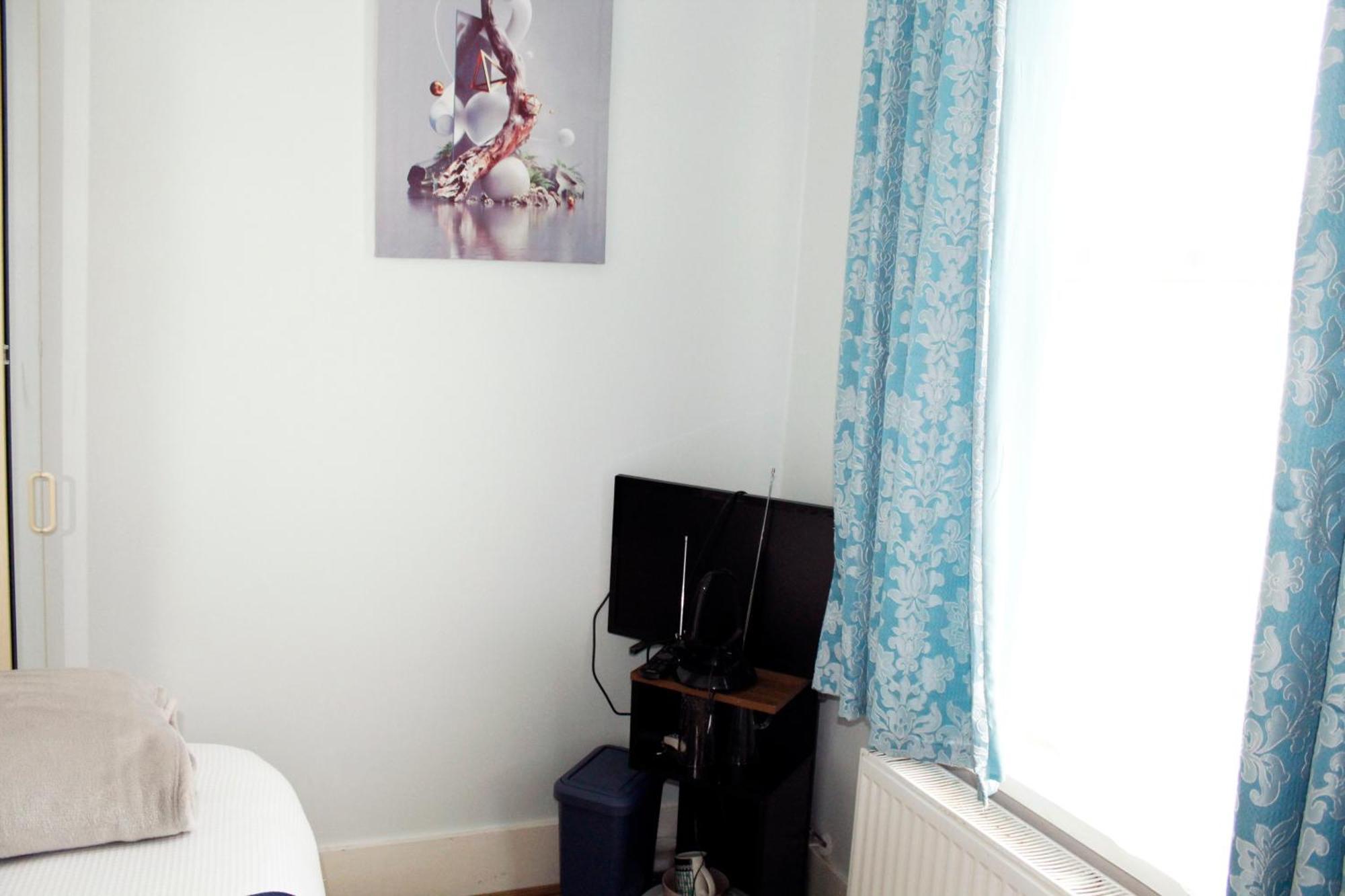 Holiday home Spacious 4-bed House - Sleeps 5 Garden & Parking
