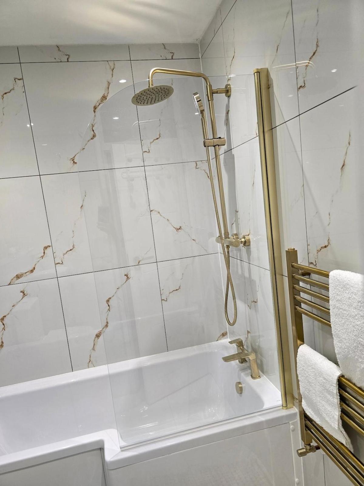 Contemporary & Spacious 1bd - Fireplace With Modern Comforts Leilighet *