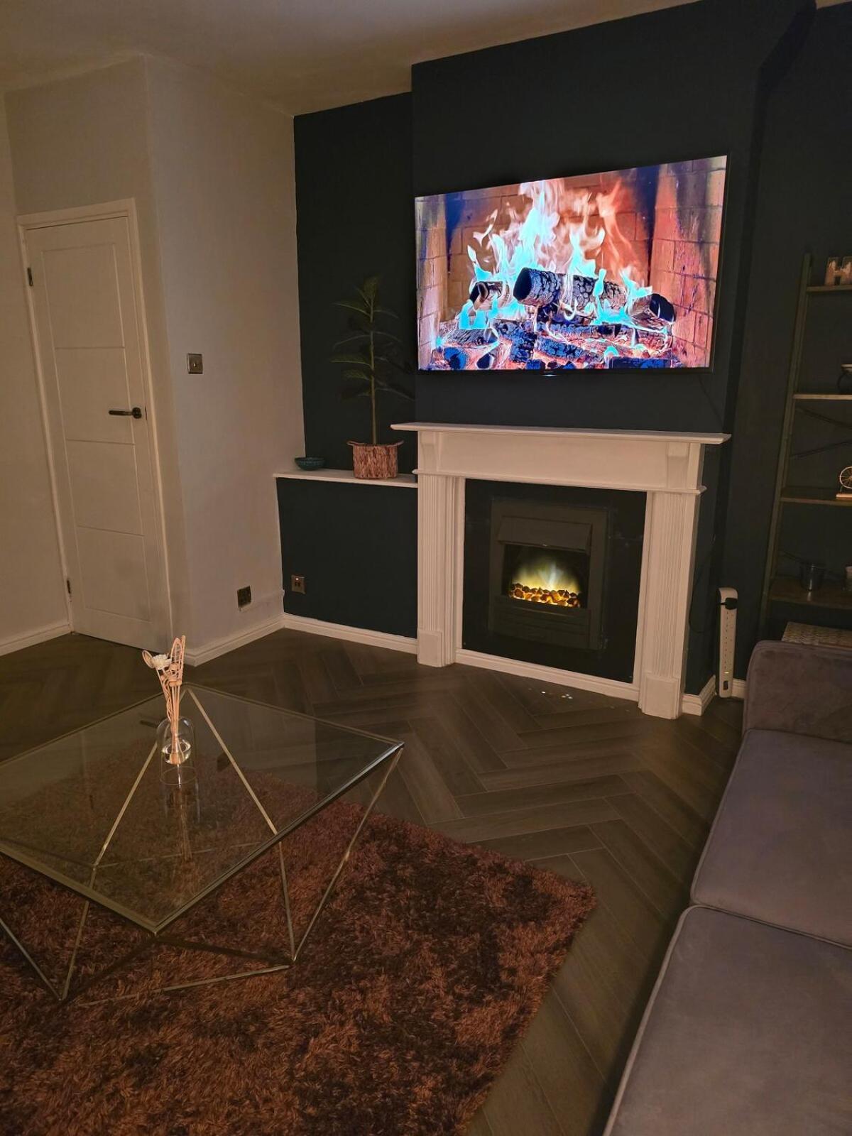 Contemporary & Spacious 1bd - Fireplace With Modern Comforts Leilighet *