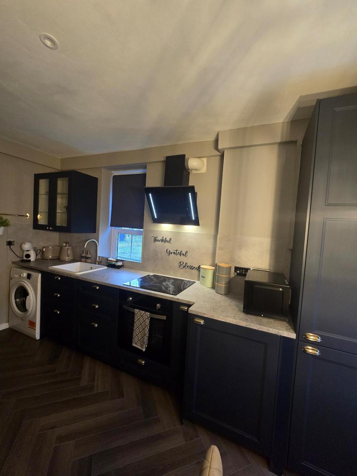 Contemporary & Spacious 1bd - Fireplace With Modern Comforts Leilighet *