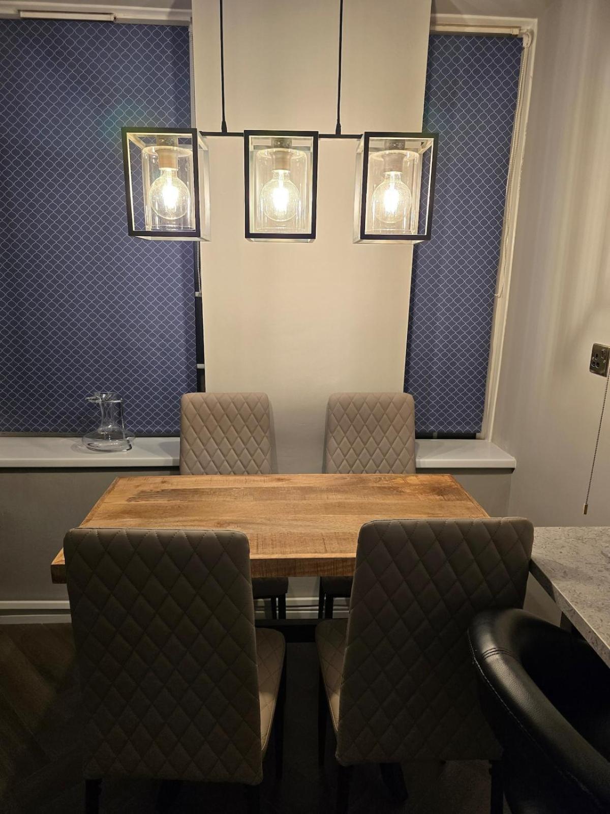 Contemporary & Spacious 1bd - Fireplace With Modern Comforts Leilighet *