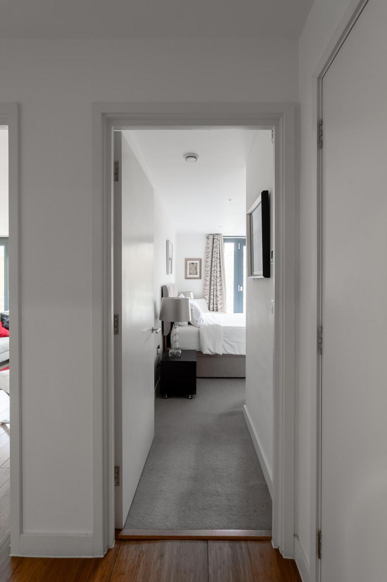 Apartment Modern, Stylishly Furnished Apartment, With Wrap Around Balcony In Notting Hill London