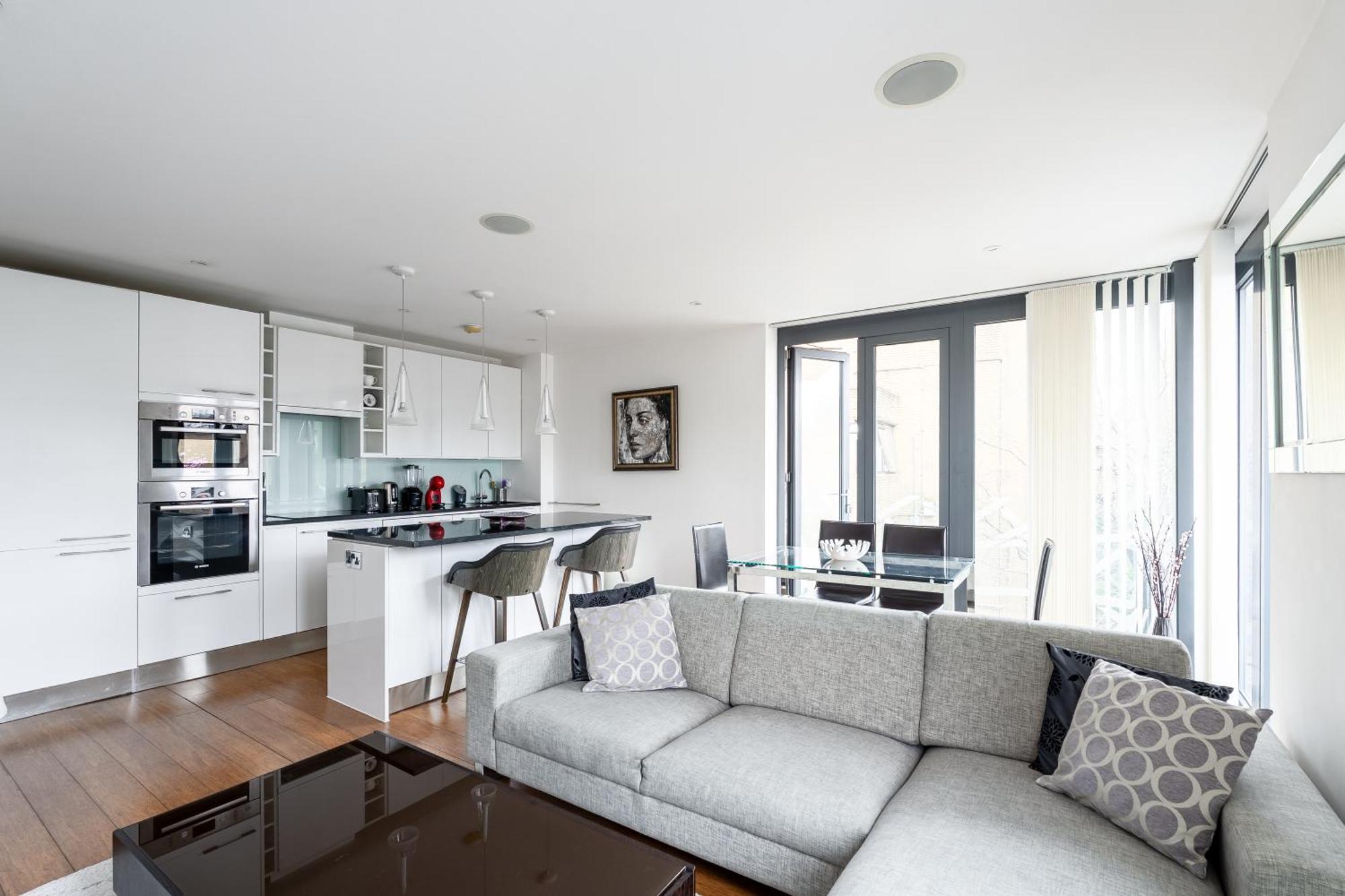 Apartment Modern, Stylishly Furnished Apartment, With Wrap Around Balcony In Notting Hill *
