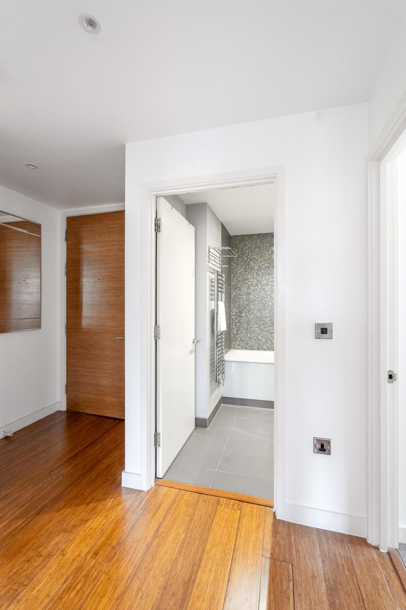 Apartment Modern, Stylishly Furnished Apartment, With Wrap Around Balcony In Notting Hill