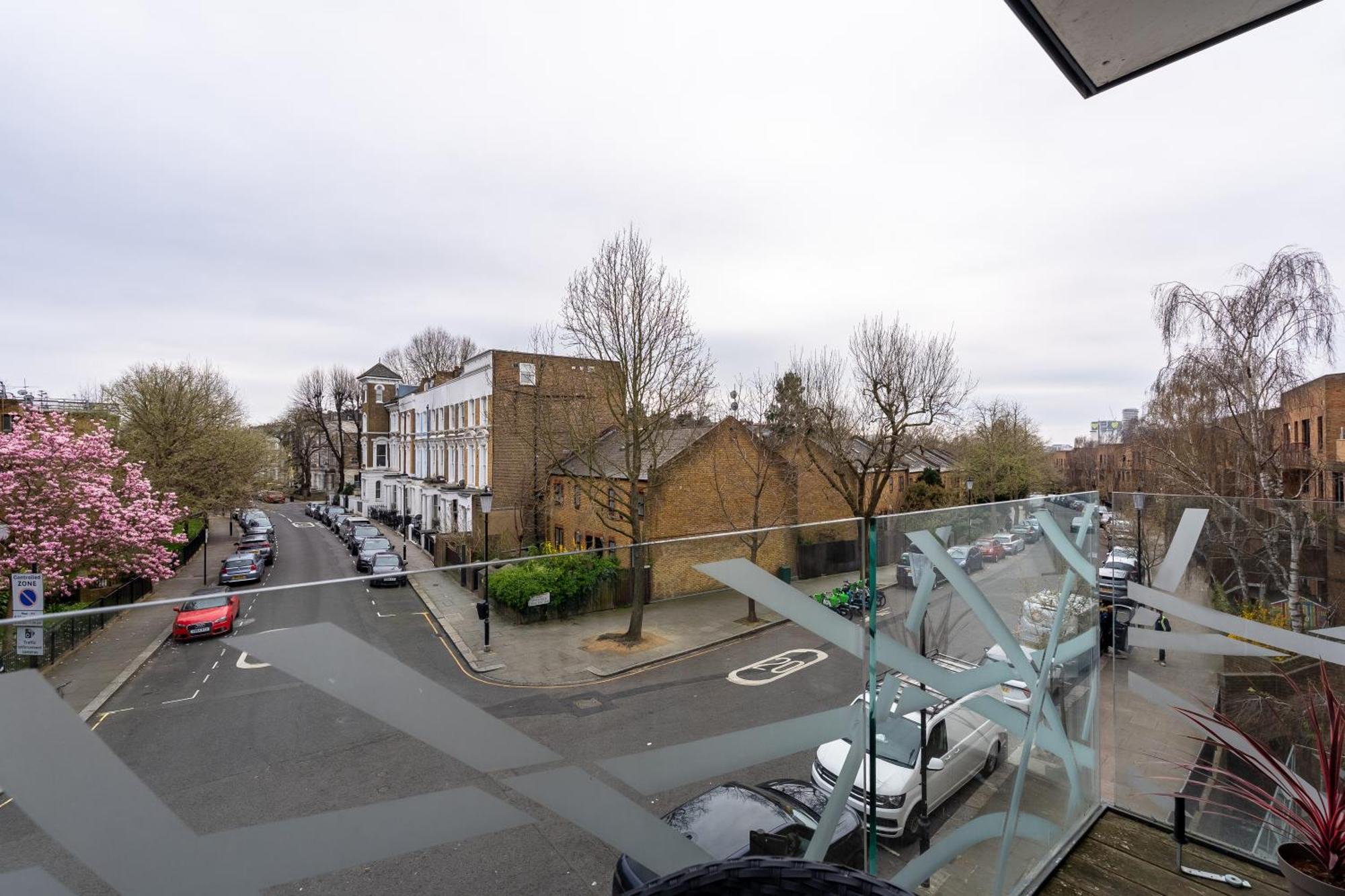 Apartment Modern, Stylishly Furnished Apartment, With Wrap Around Balcony In Notting Hill *