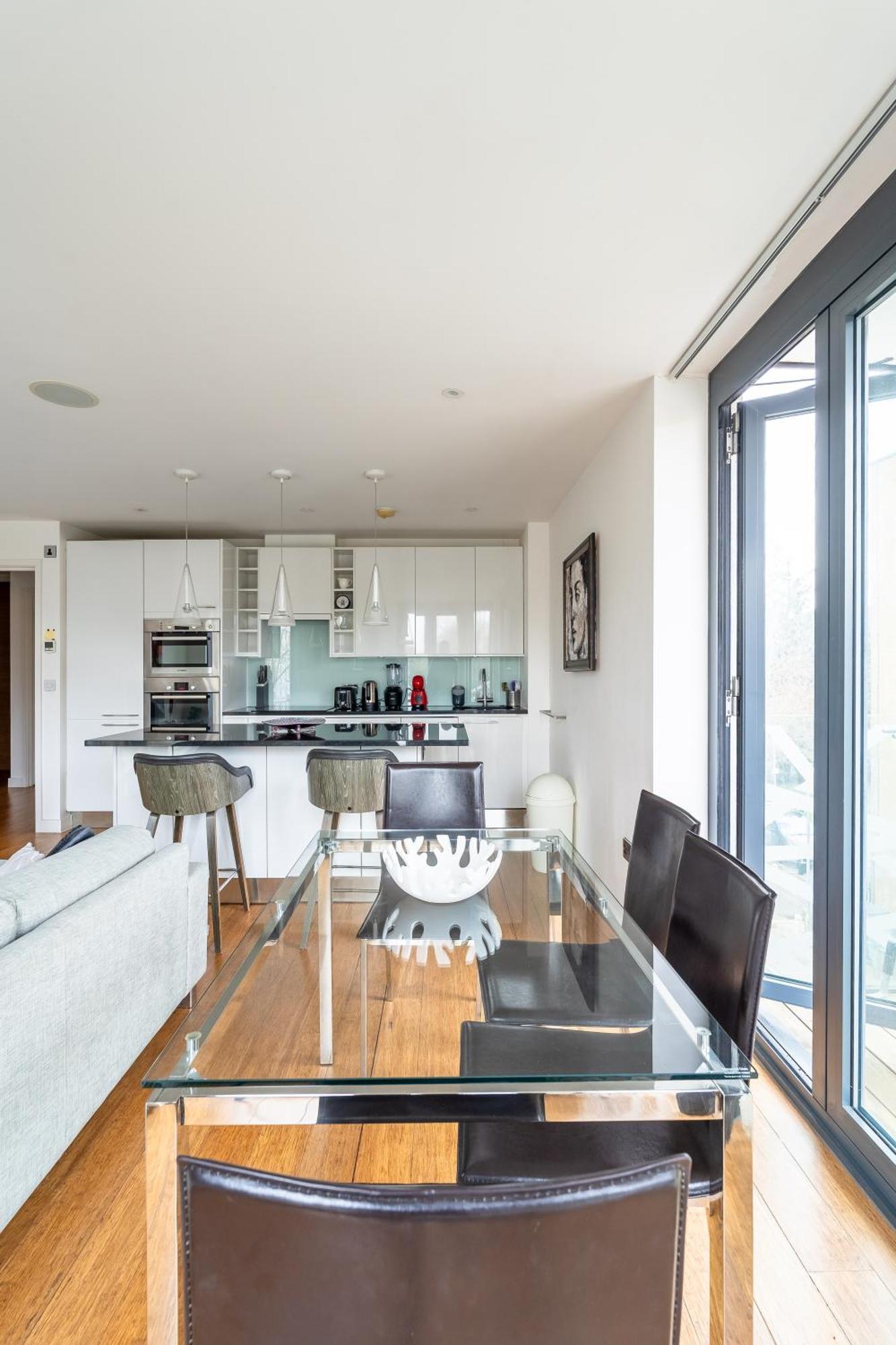 Modern, Stylishly Furnished Apartment, With Wrap Around Balcony In Notting Hill Apartment London
