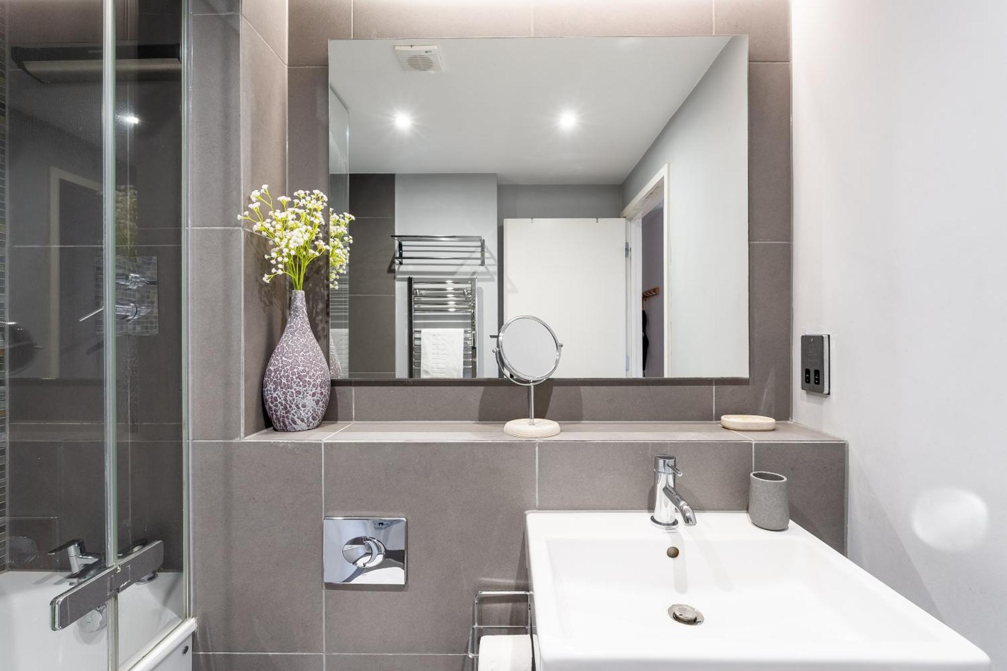 Modern, Stylishly Furnished Apartment, With Wrap Around Balcony In Notting Hill Apartment