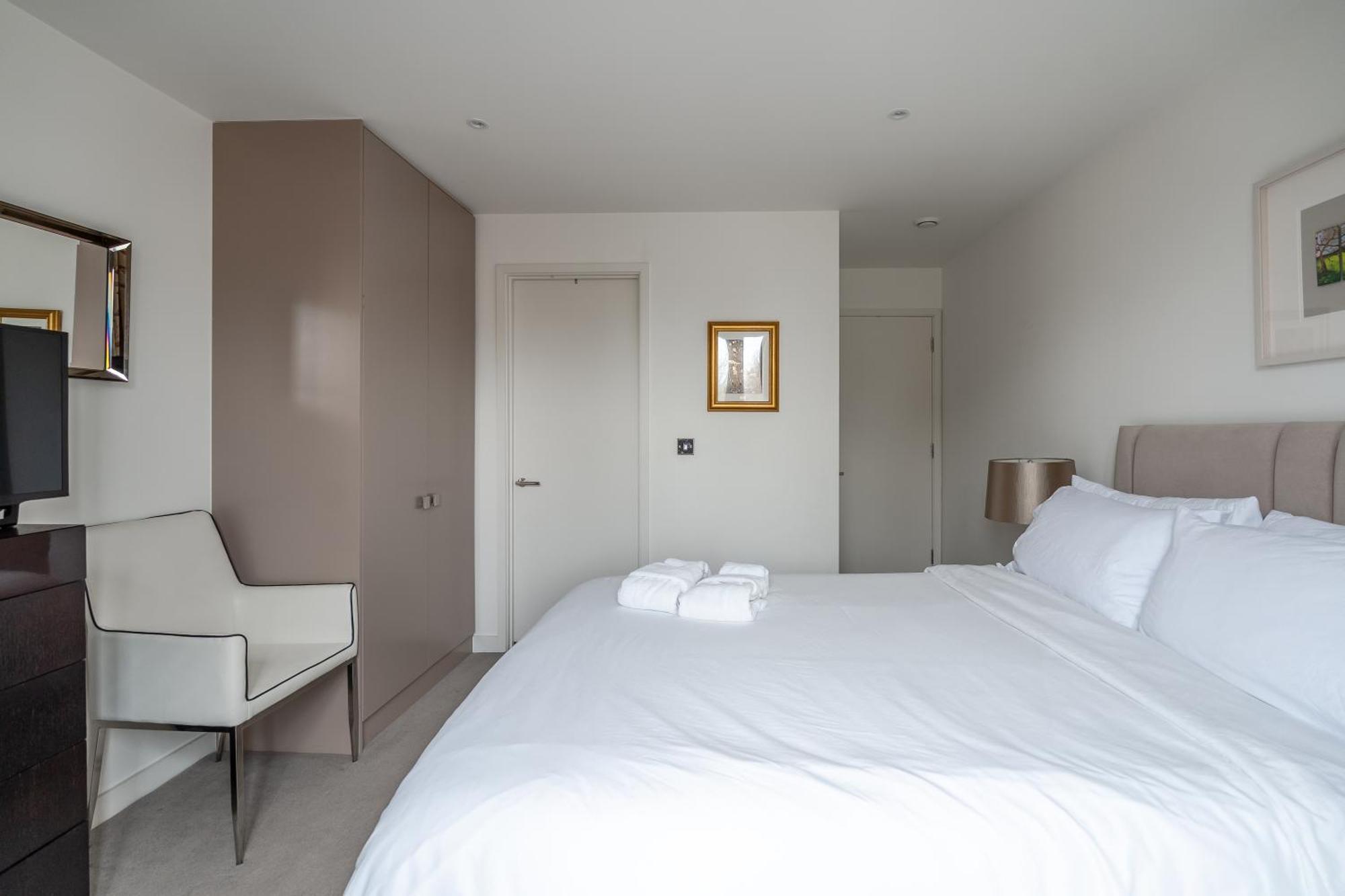 Modern, Stylishly Furnished Apartment, With Wrap Around Balcony In Notting Hill Apartment *