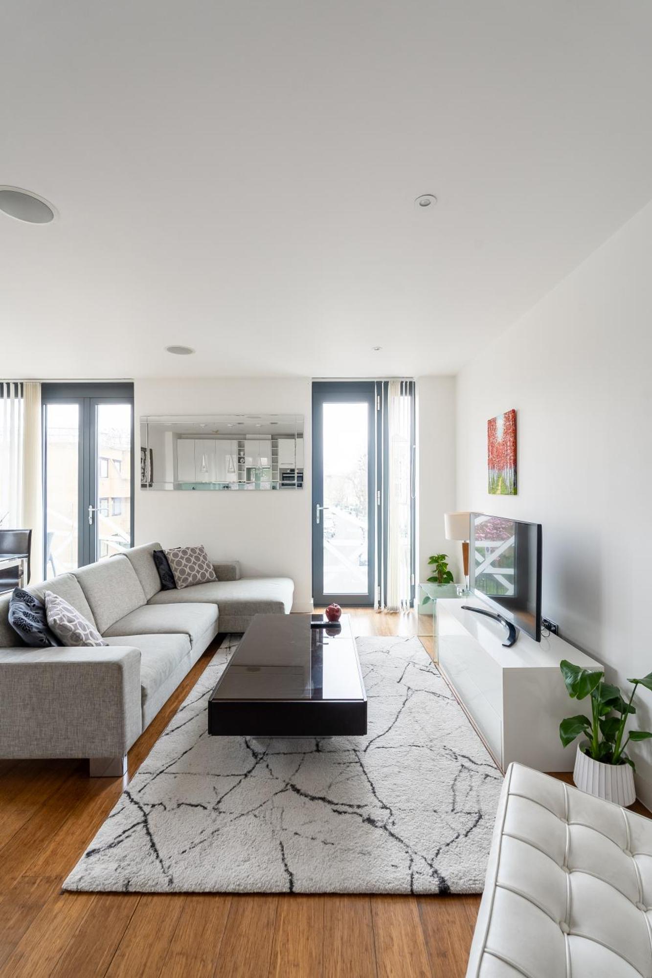 Apartment Modern, Stylishly Furnished Apartment, With Wrap Around Balcony In Notting Hill *
