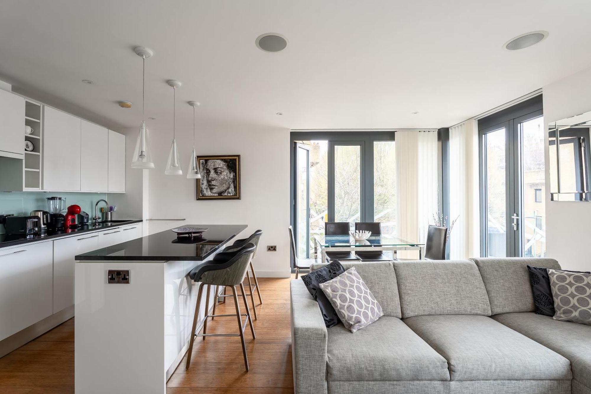 Modern, Stylishly Furnished Apartment, With Wrap Around Balcony In Notting Hill Apartment *