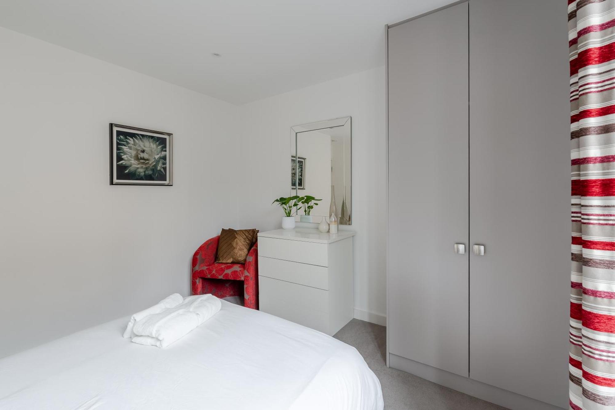 Apartment Modern, Stylishly Furnished Apartment, With Wrap Around Balcony In Notting Hill *