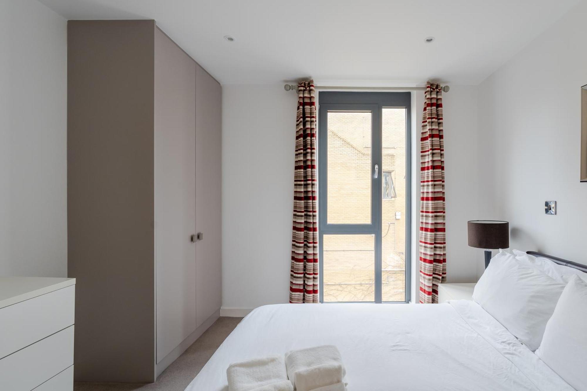 Apartment Modern, Stylishly Furnished Apartment, With Wrap Around Balcony In Notting Hill *