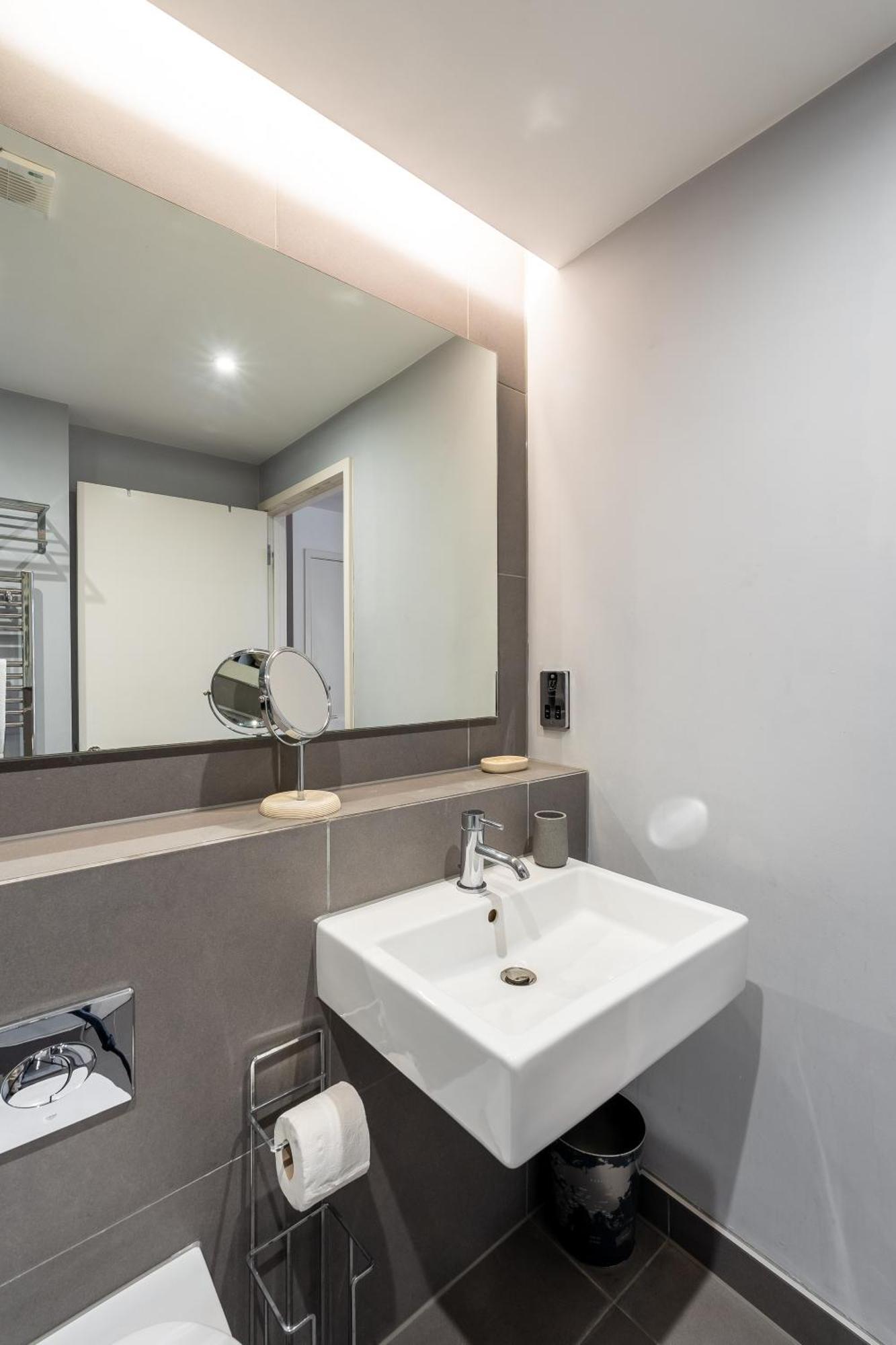 Apartment Modern, Stylishly Furnished Apartment, With Wrap Around Balcony In Notting Hill
