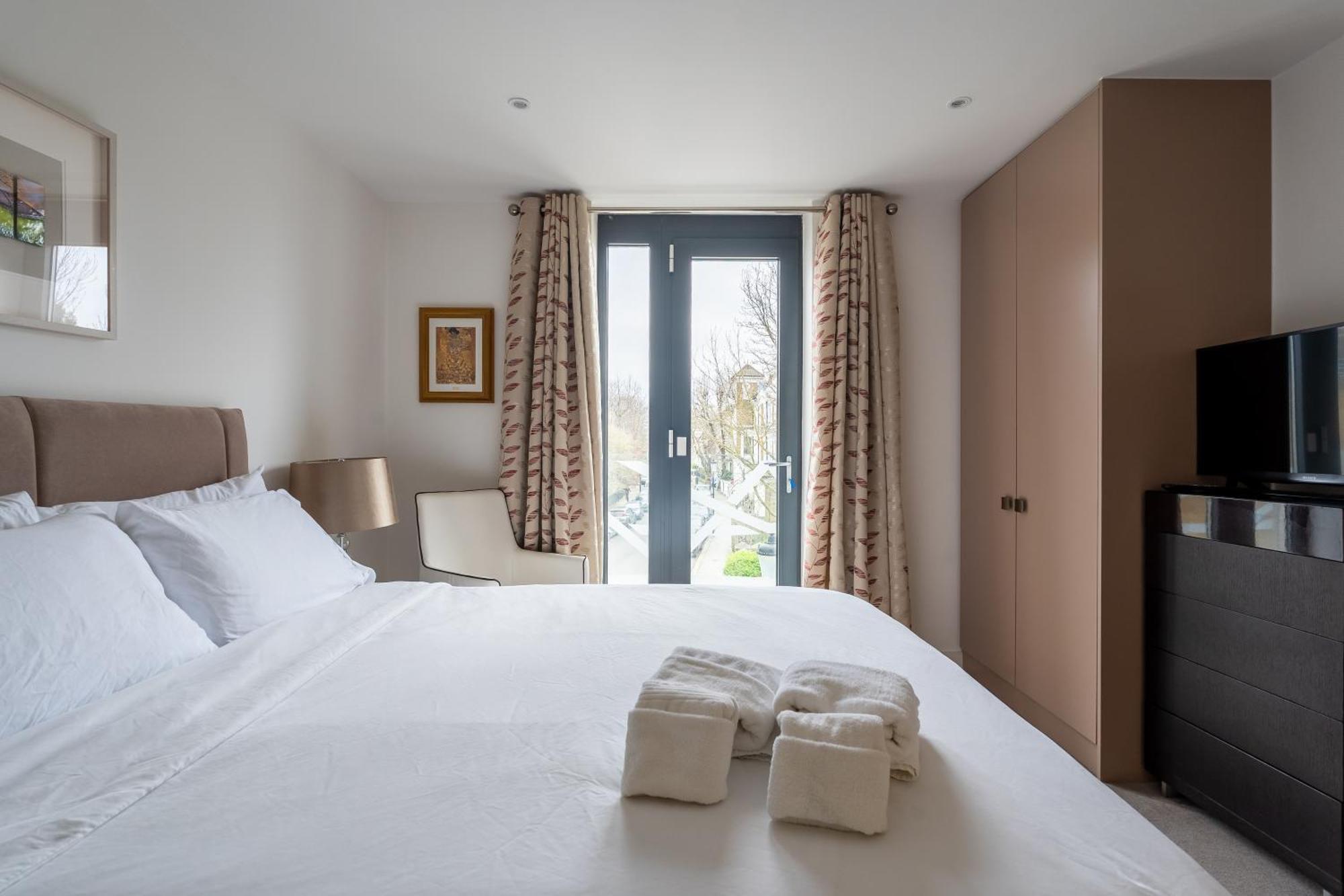 Modern, Stylishly Furnished Apartment, With Wrap Around Balcony In Notting Hill Apartment