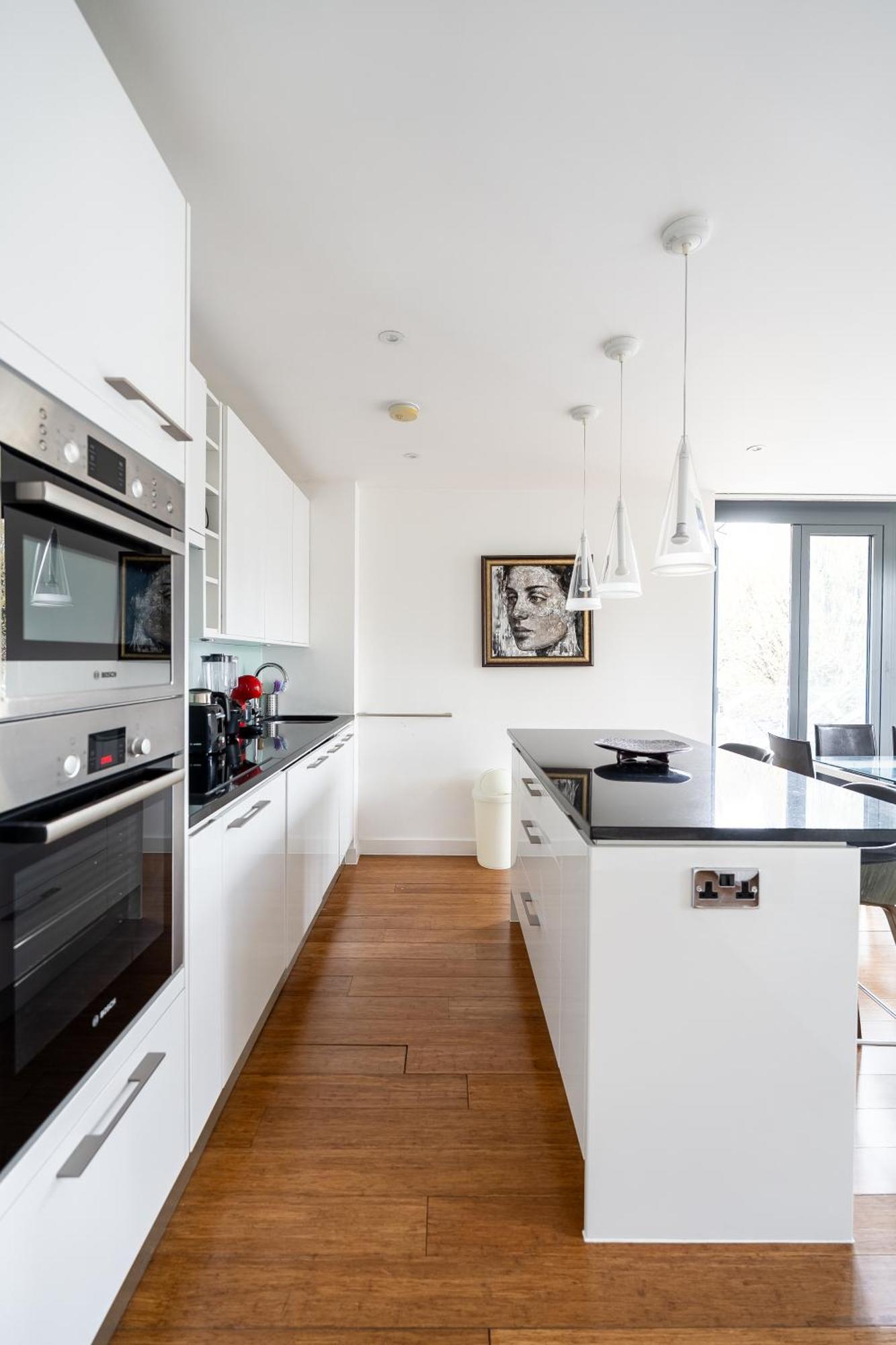 Modern, Stylishly Furnished Apartment, With Wrap Around Balcony In Notting Hill Apartment *
