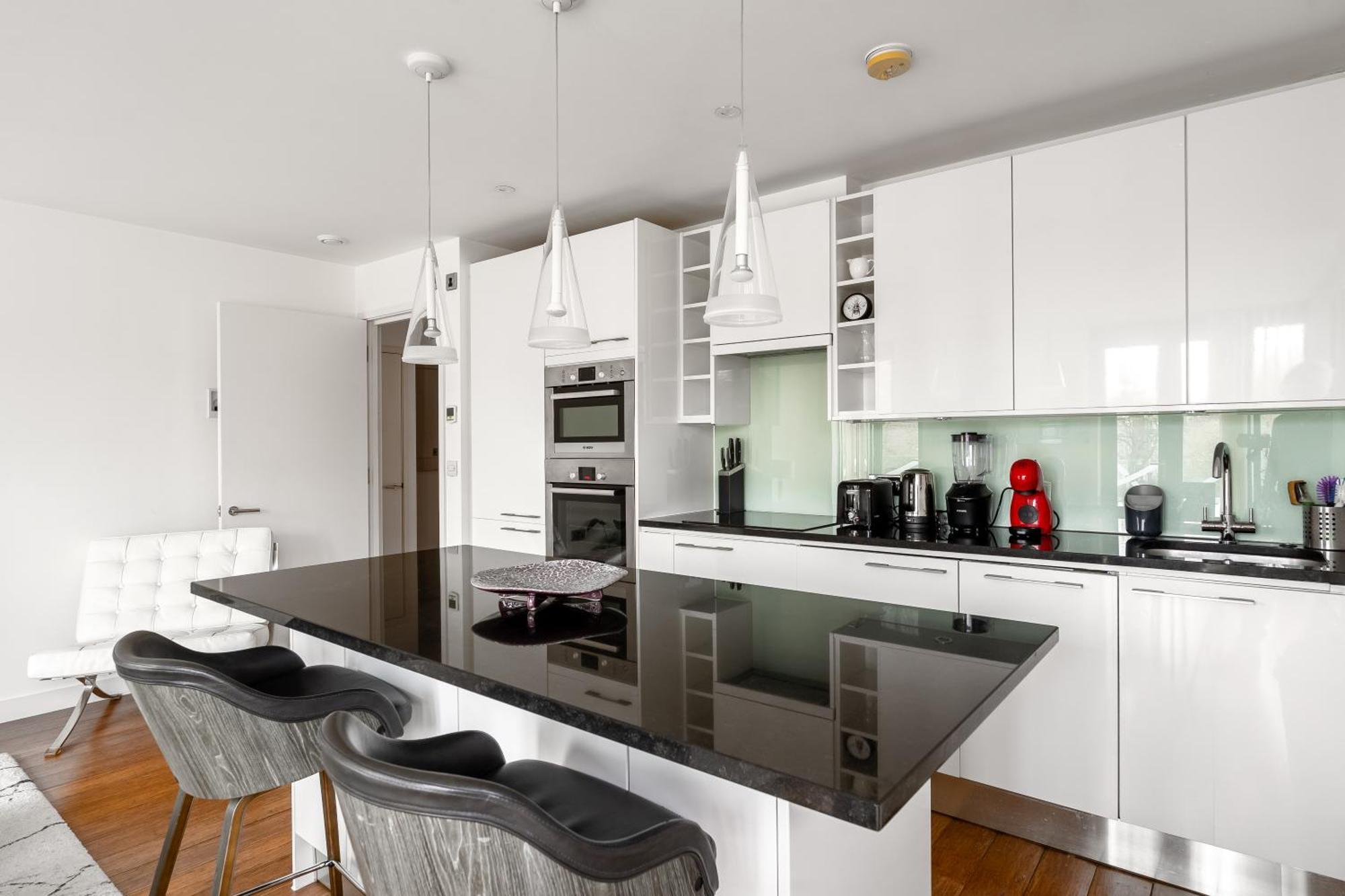 Modern, Stylishly Furnished Apartment, With Wrap Around Balcony In Notting Hill London