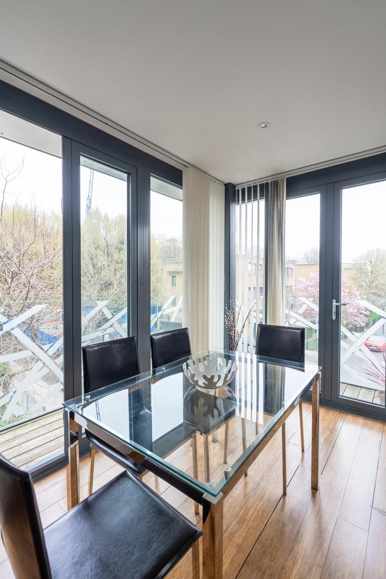 Modern, Stylishly Furnished Apartment, With Wrap Around Balcony In Notting Hill