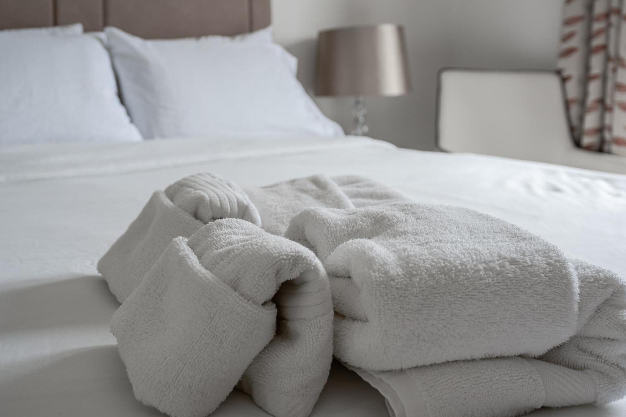 Modern, Stylishly Furnished Apartment, With Wrap Around Balcony In Notting Hill Apartment *