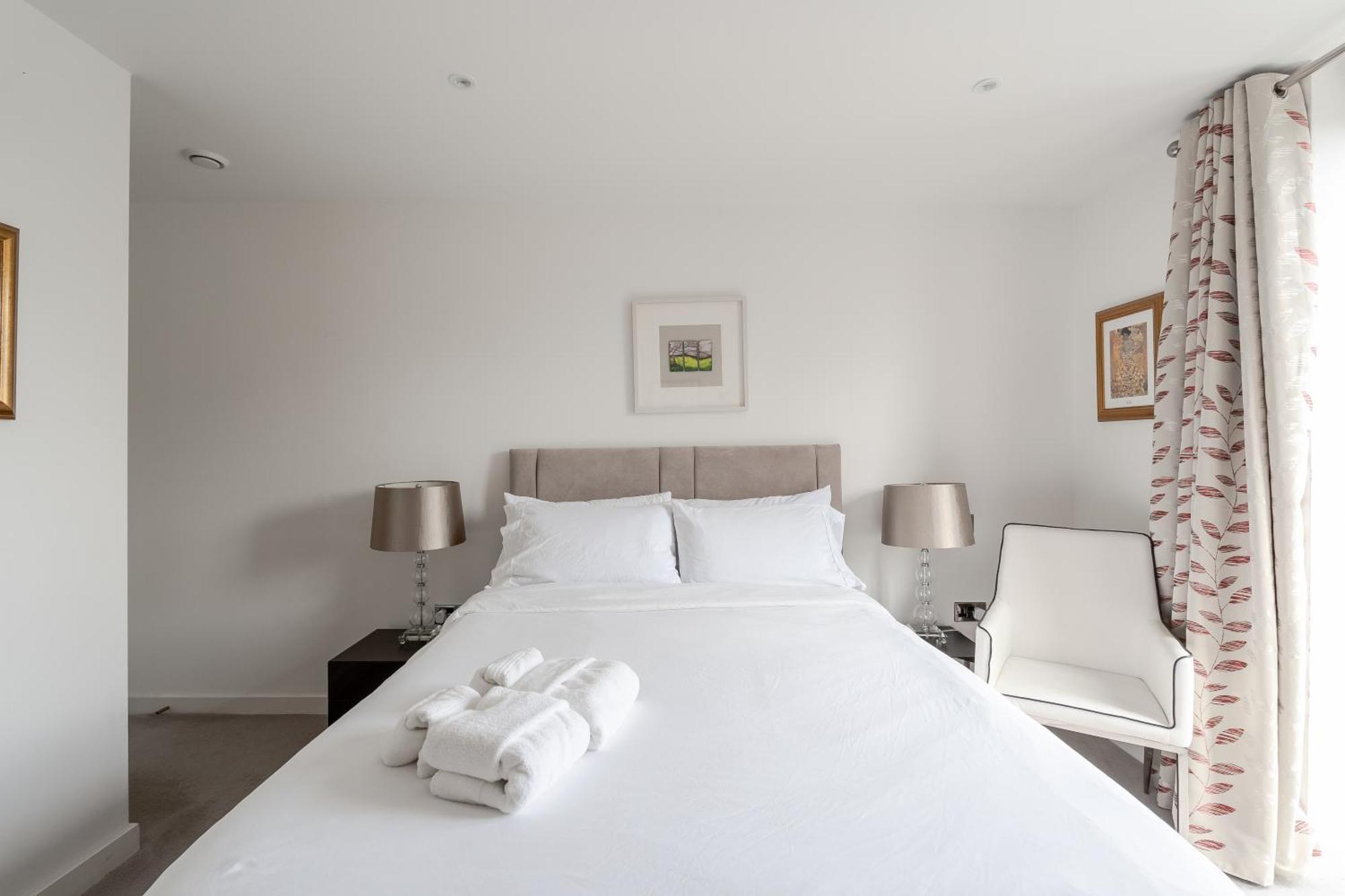 Apartment Modern, Stylishly Furnished Apartment, With Wrap Around Balcony In Notting Hill