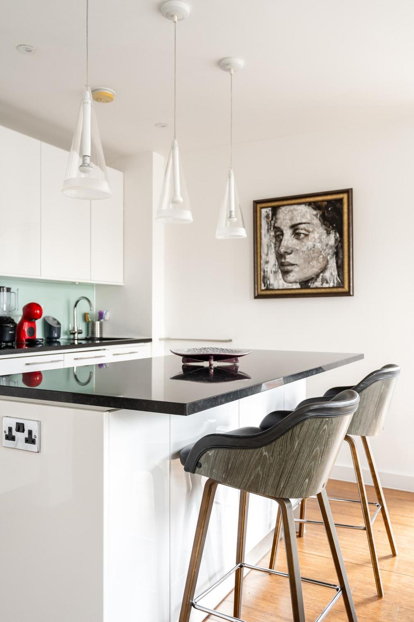 Apartment Modern, Stylishly Furnished Apartment, With Wrap Around Balcony In Notting Hill *