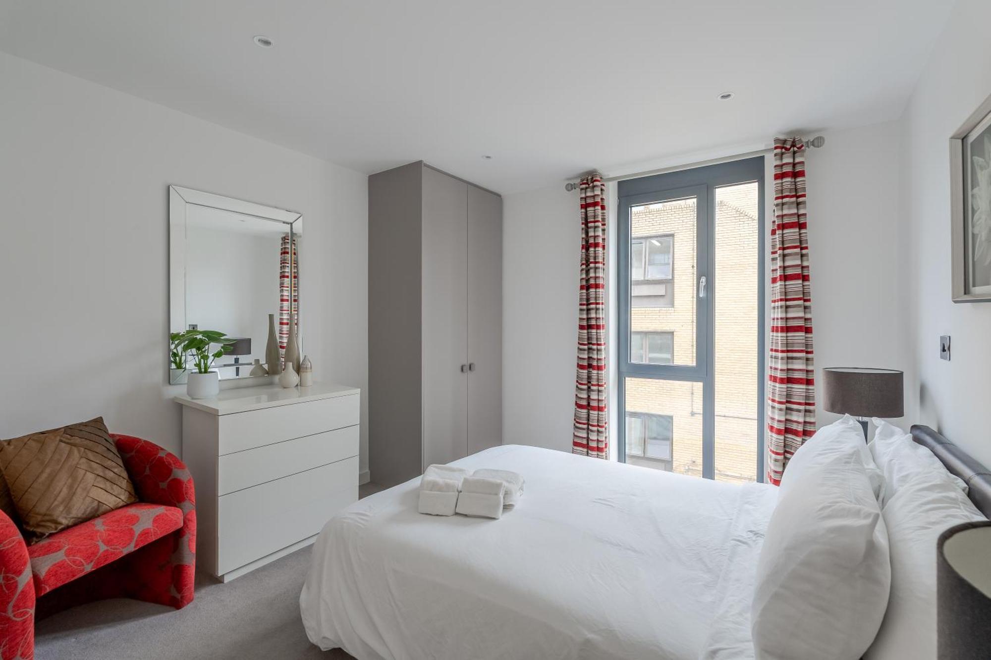 Modern, Stylishly Furnished Apartment, With Wrap Around Balcony In Notting Hill Apartment *