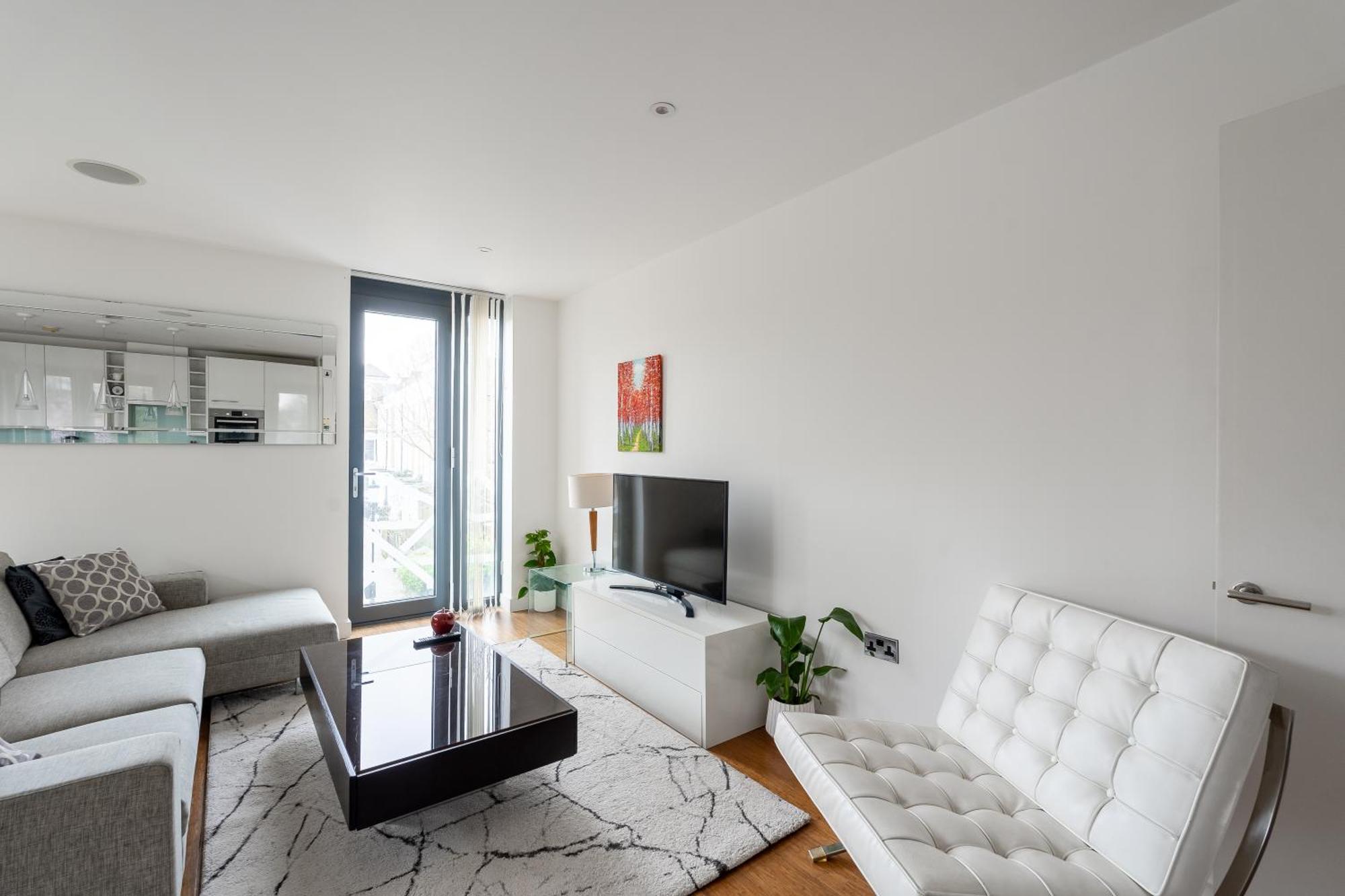 Apartment Modern, Stylishly Furnished Apartment, With Wrap Around Balcony In Notting Hill London