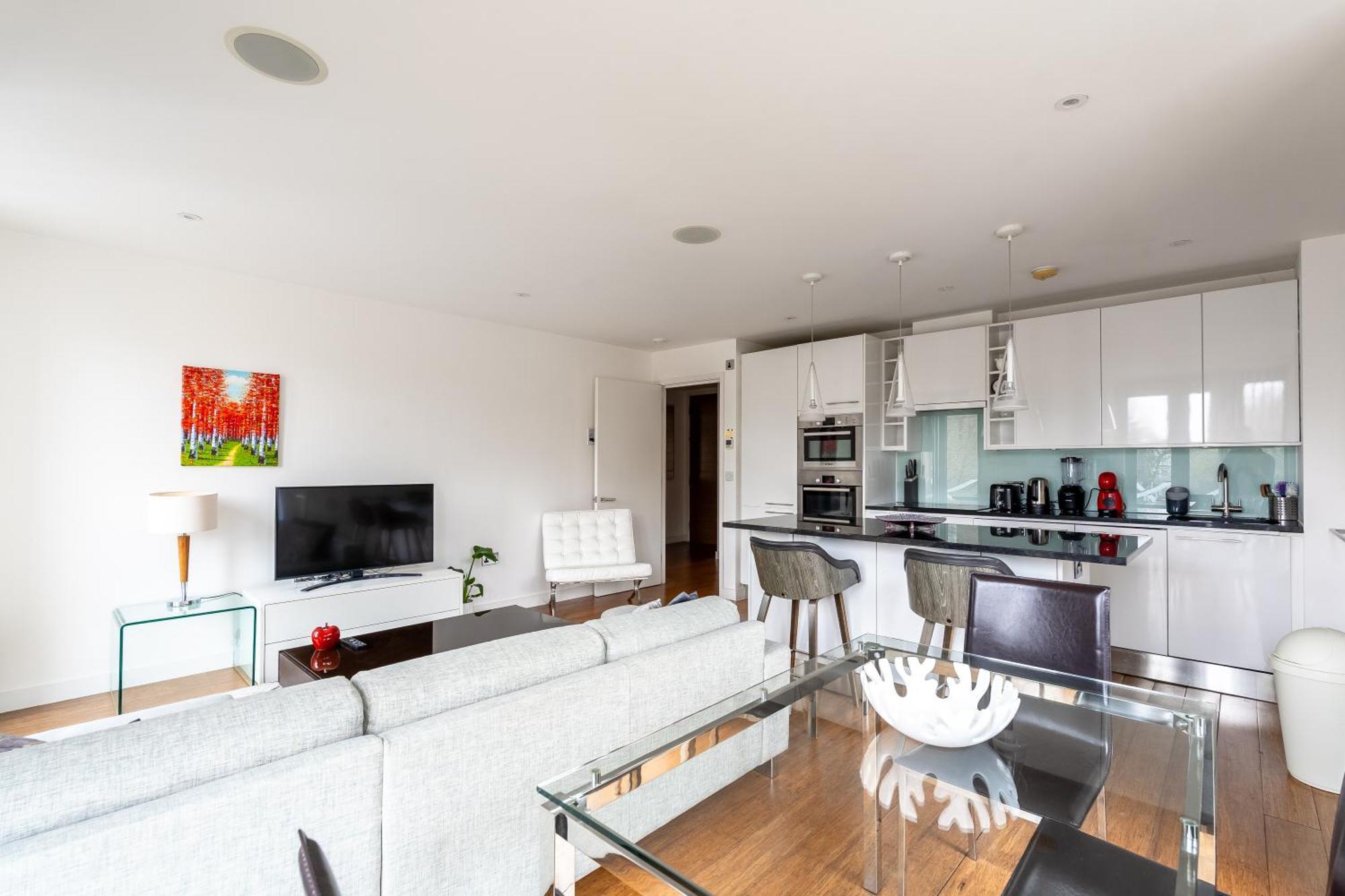 Apartment Modern, Stylishly Furnished Apartment, With Wrap Around Balcony In Notting Hill