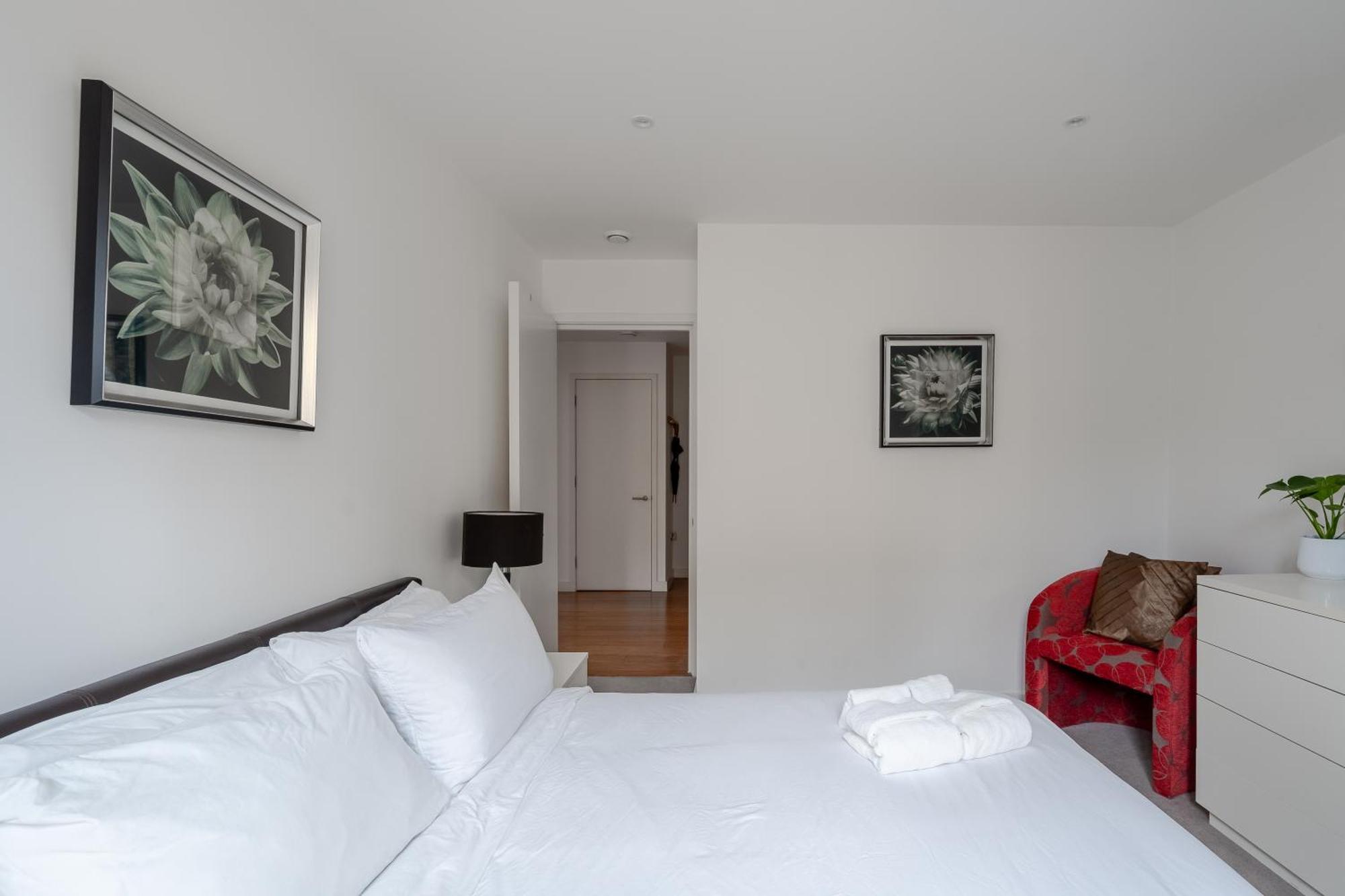Modern, Stylishly Furnished Apartment, With Wrap Around Balcony In Notting Hill