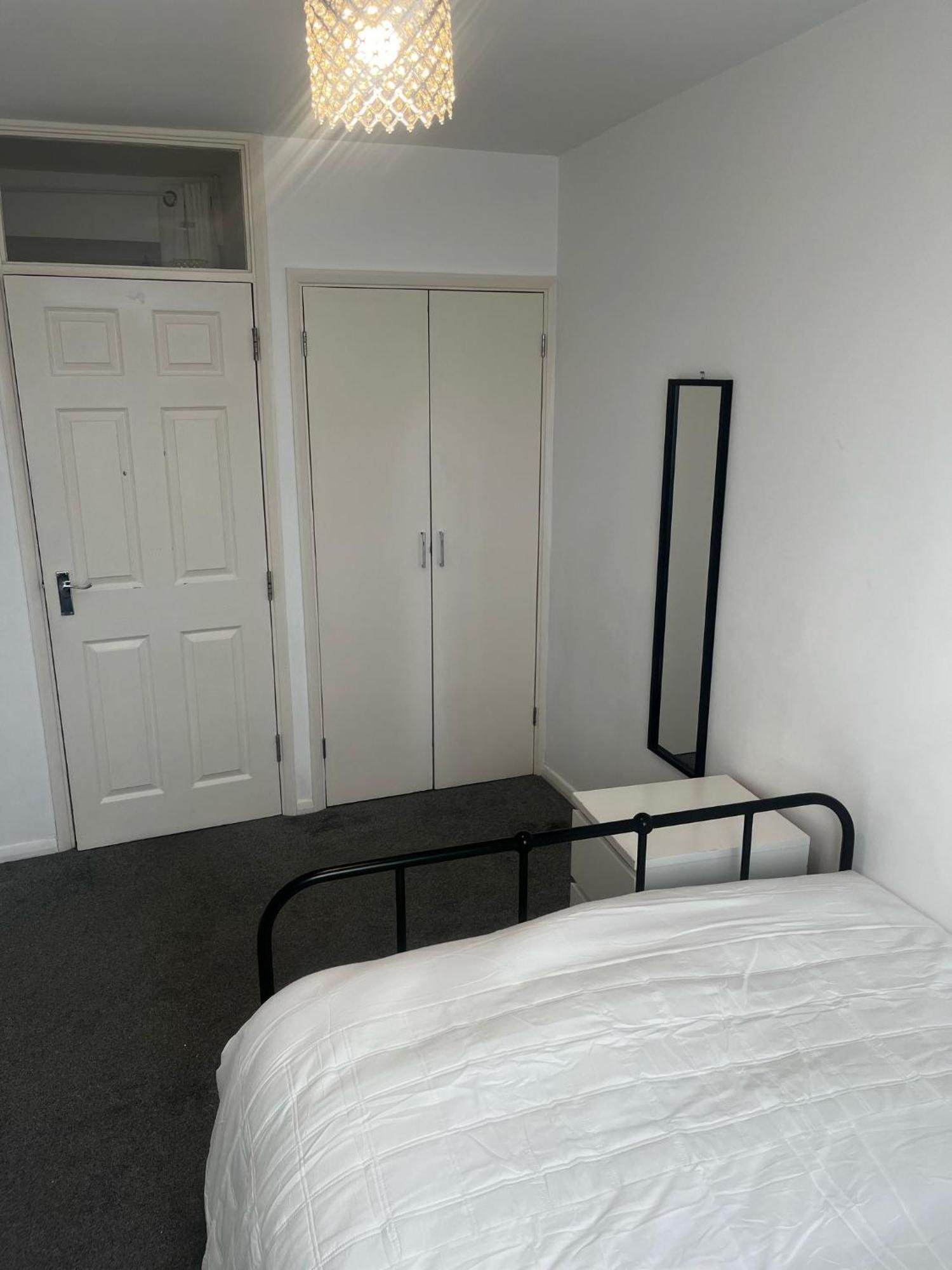 Cozy 2Br Flat , 5 Minutes From Sydenham Train Station Apartment *