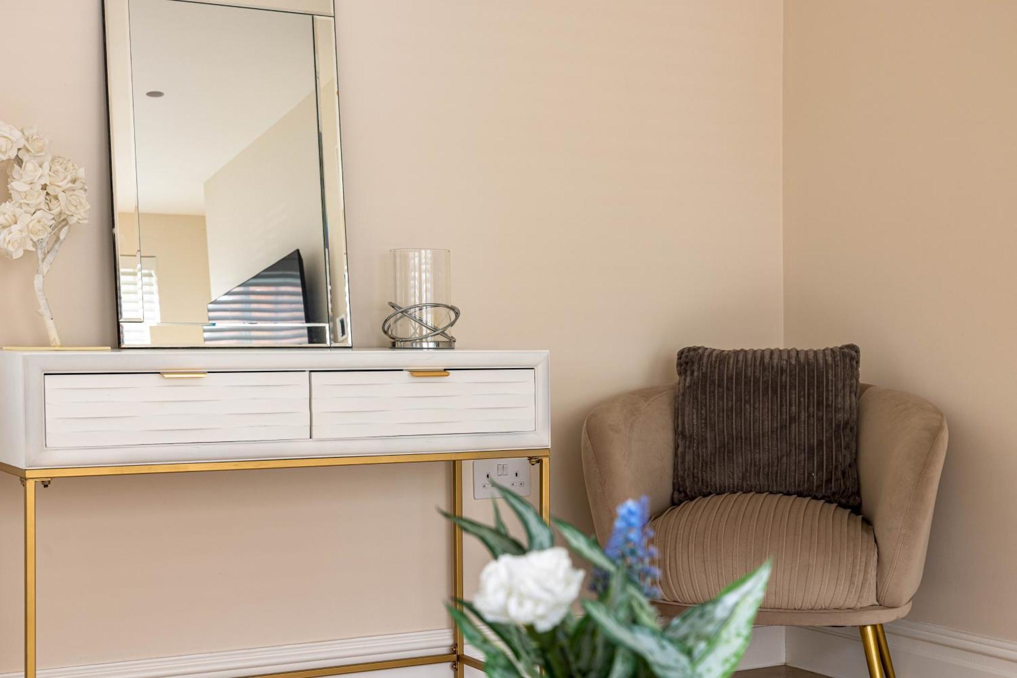 3-bdr Stunning Lux Parking Holiday home London