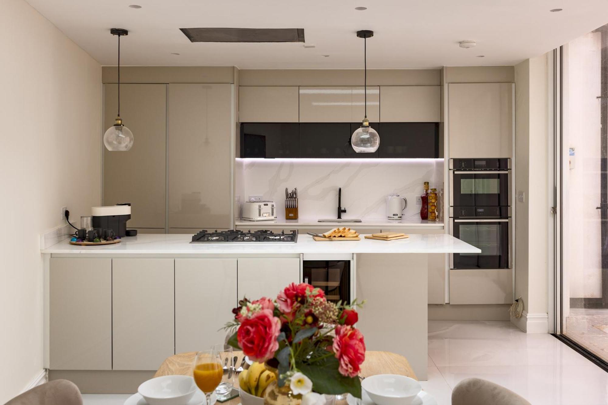 3-bdr Stunning Lux Parking Holiday home London