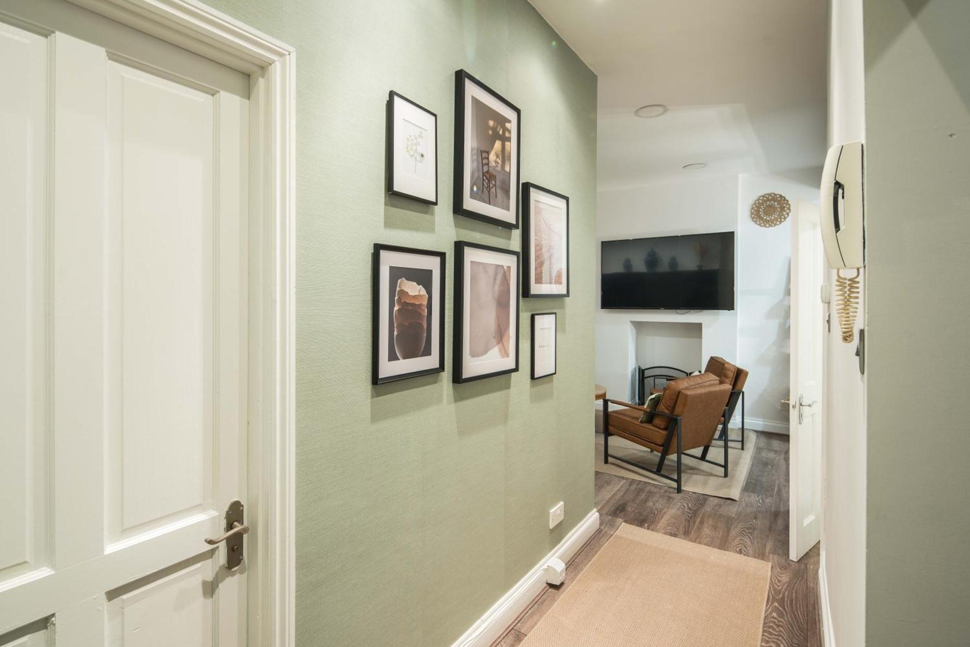 Flat Near By Kensington Olympia Exhibition-2 Bedroom Apartment