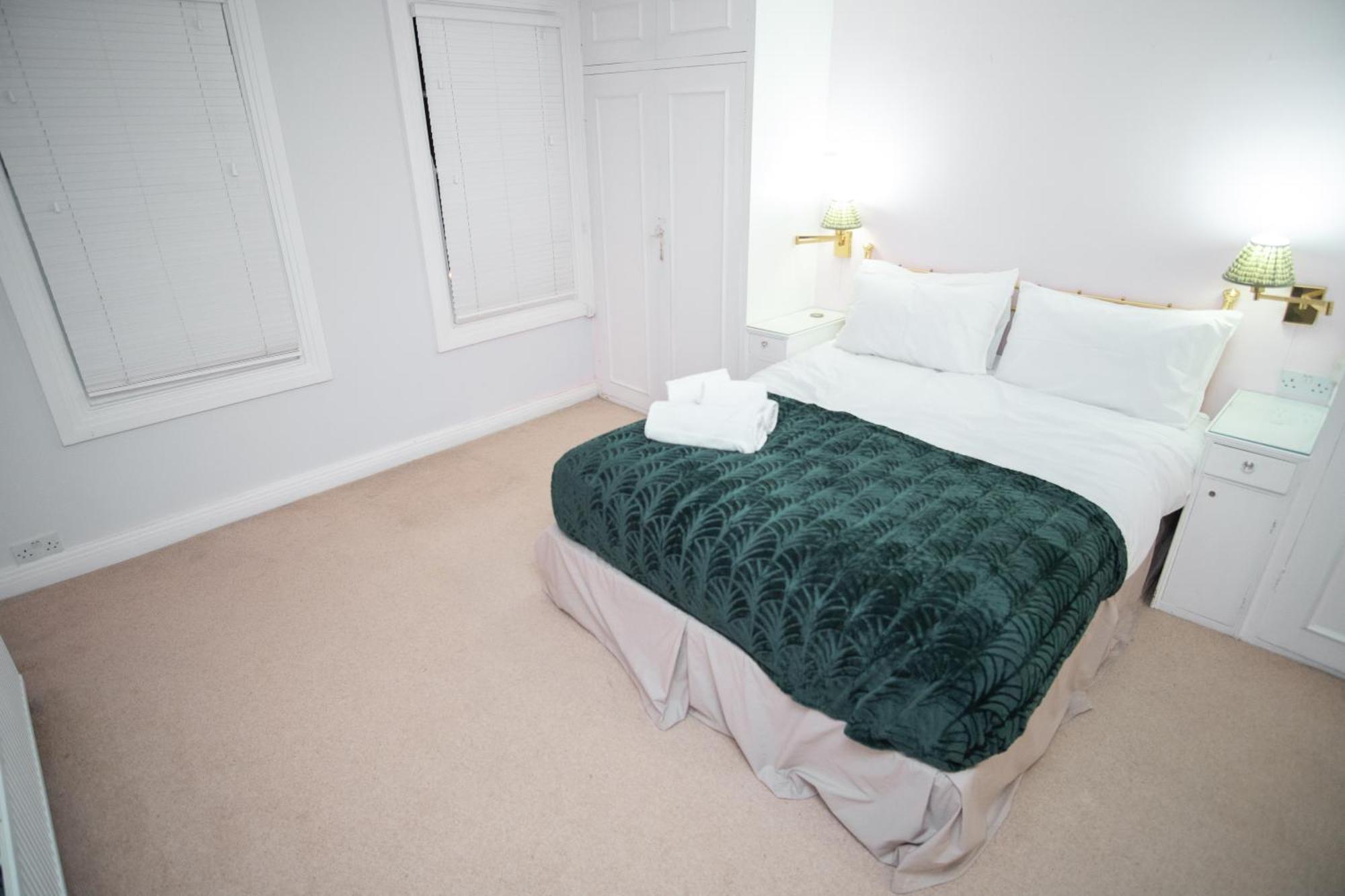 Buckingham Palace 4br 3ba House *