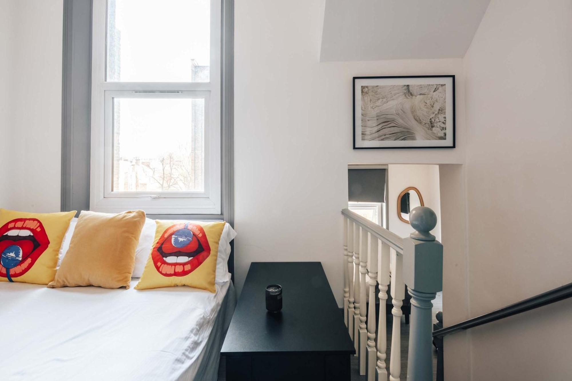 Cosy And Modern Duplex In The Heart Of Earls Court Holiday home *
